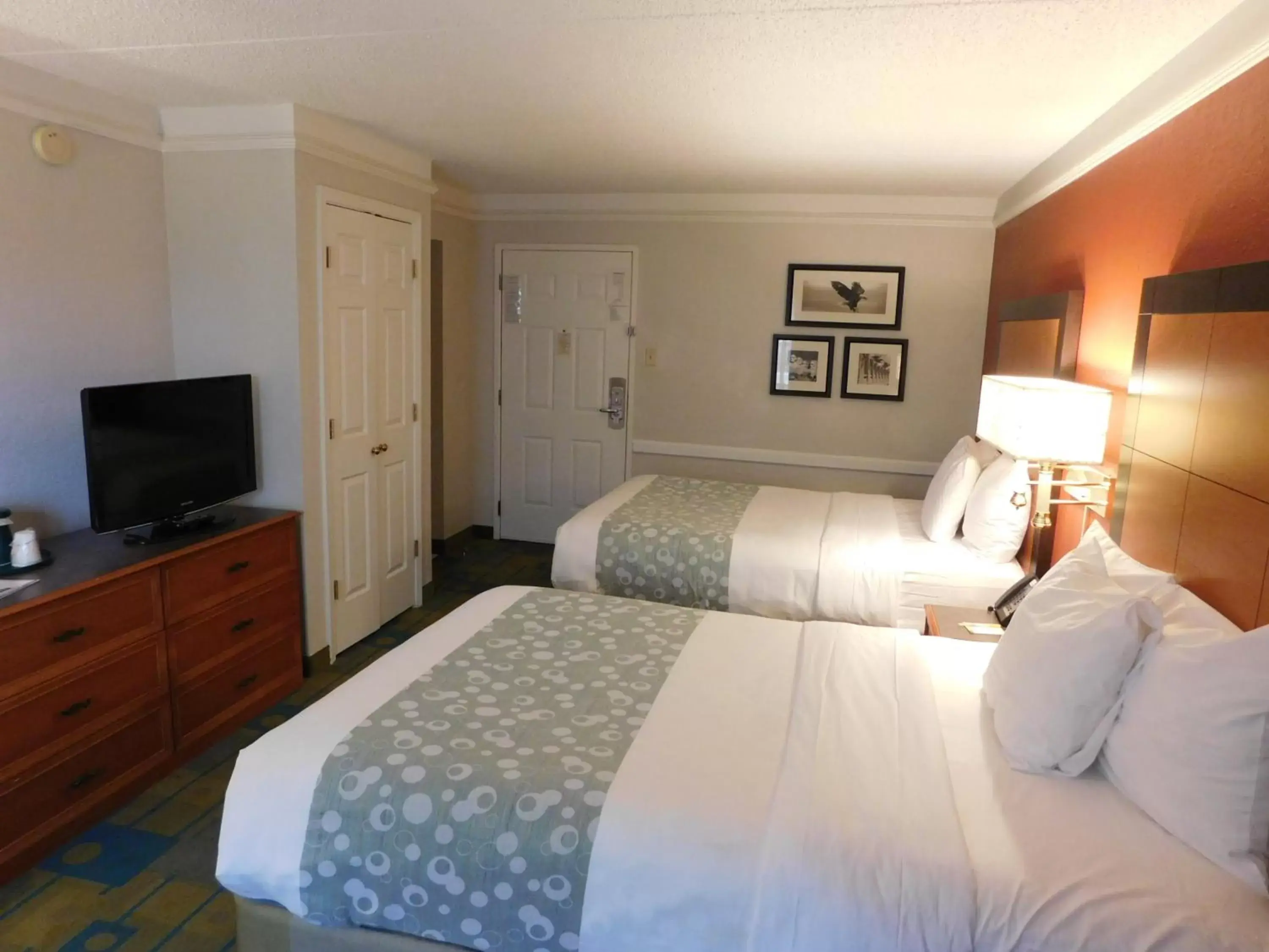 Bedroom, Bed in Days Inn & Suites by Wyndham Schaumburg- Woodfield Mall