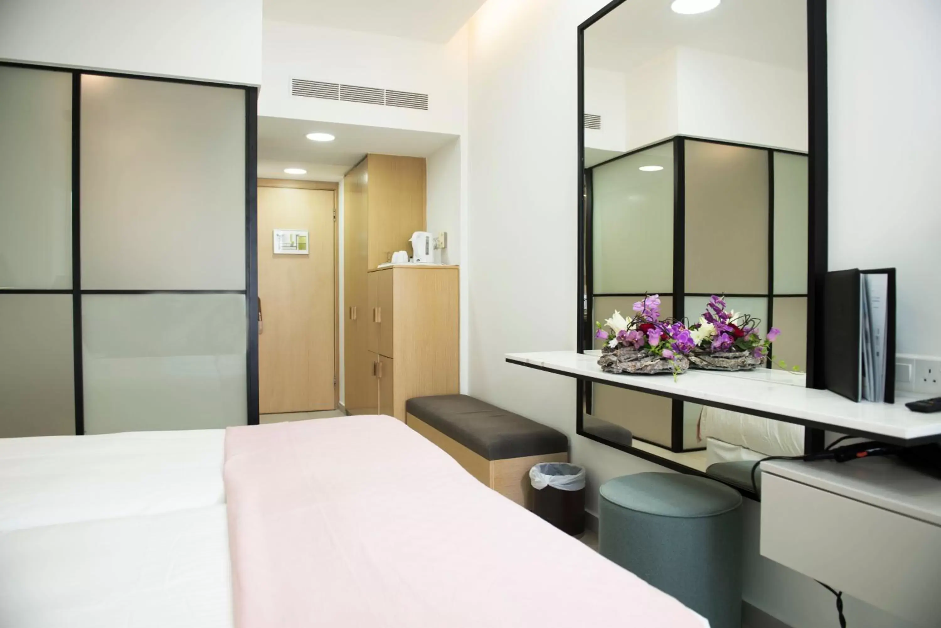 Bed in Napa Mermaid Hotel & Suites Bed in Napa Mermaid Hotel & Suites