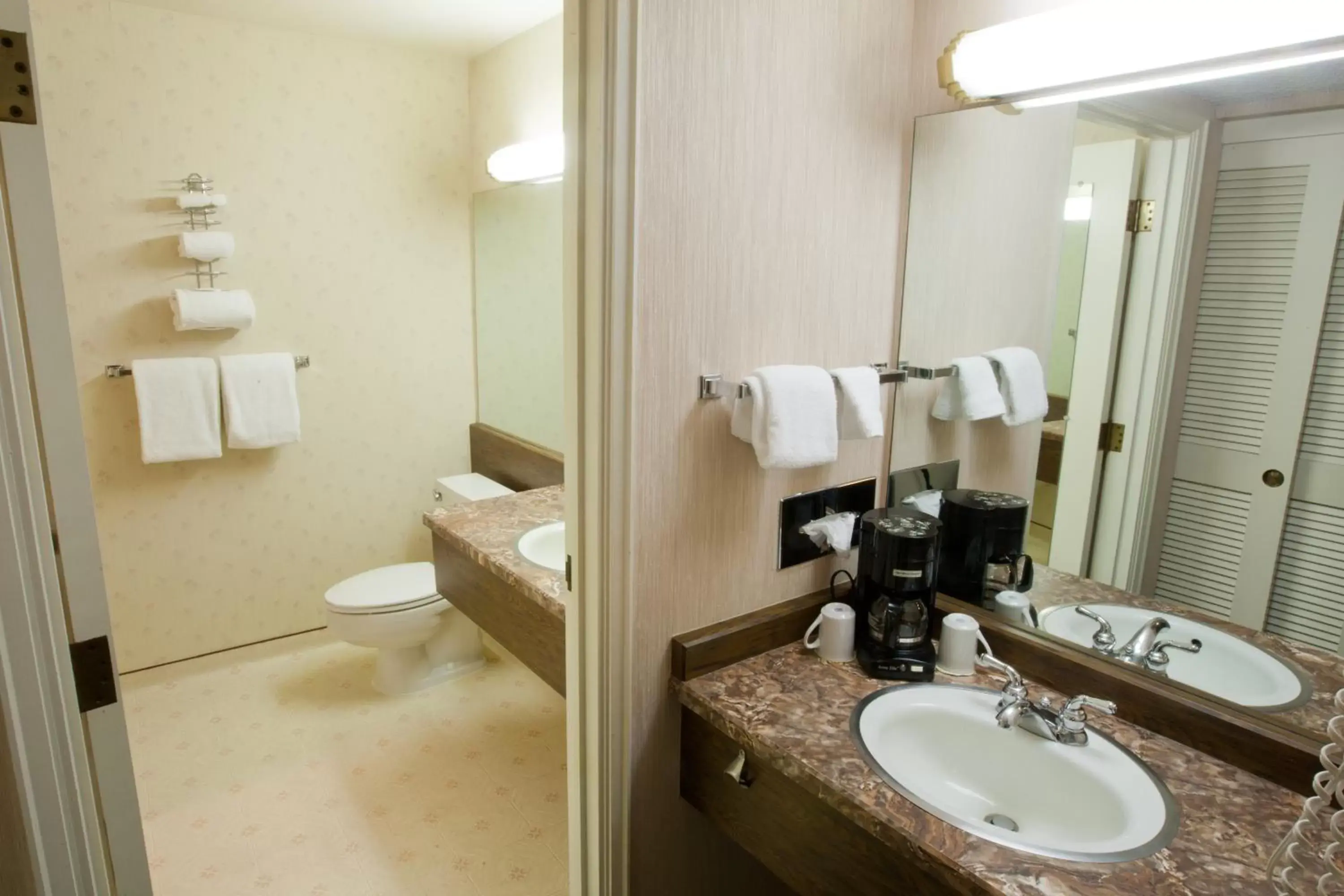 Bathroom in Mirabeau Park Hotel