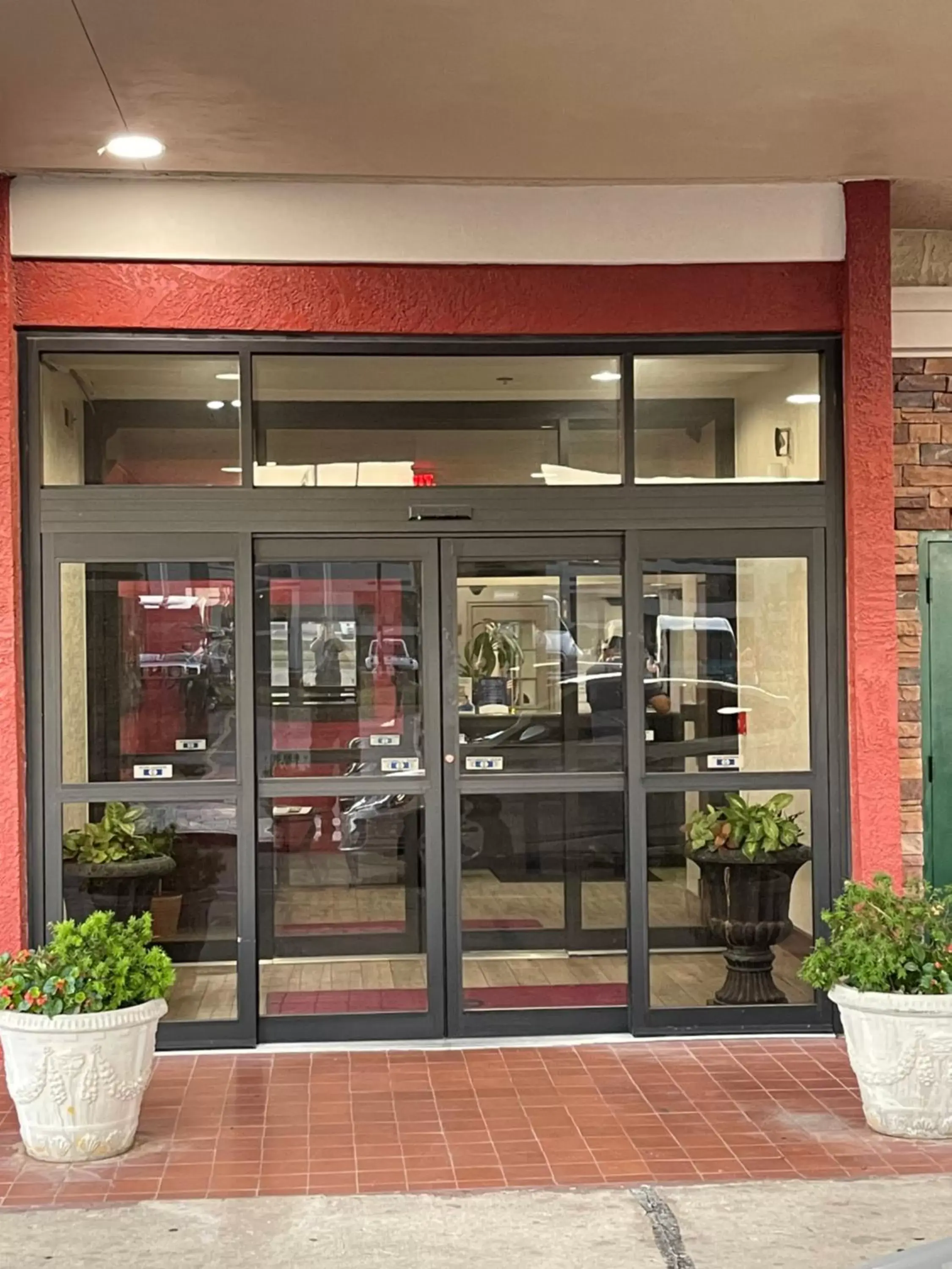 Facade/entrance in Ramada by Wyndham Oklahoma City Airport North