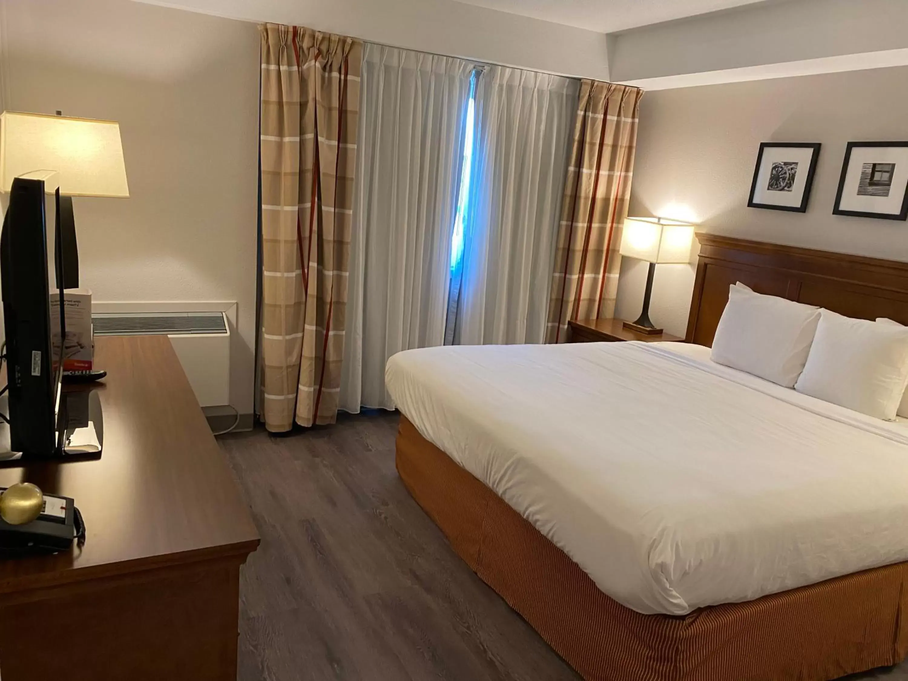 Bed in Travelodge Suites by Wyndham Regina - Eastgate Bay