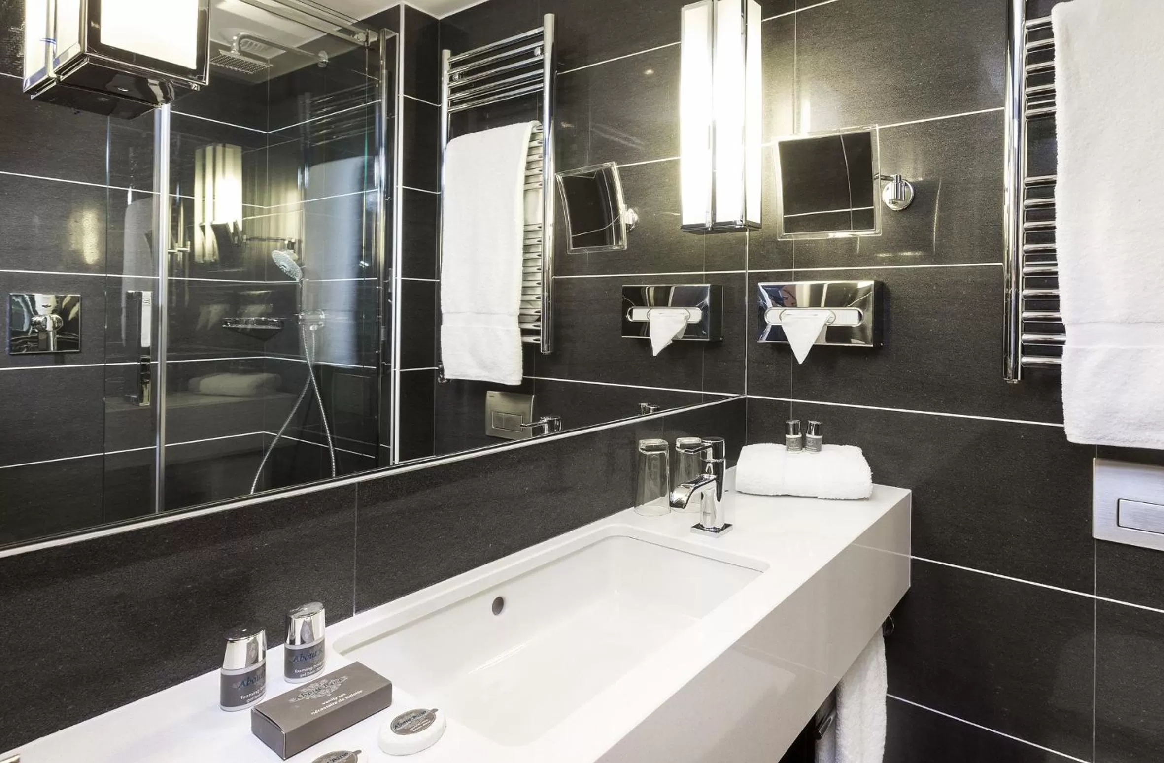 Bathroom in Balmoral Champs Elysées