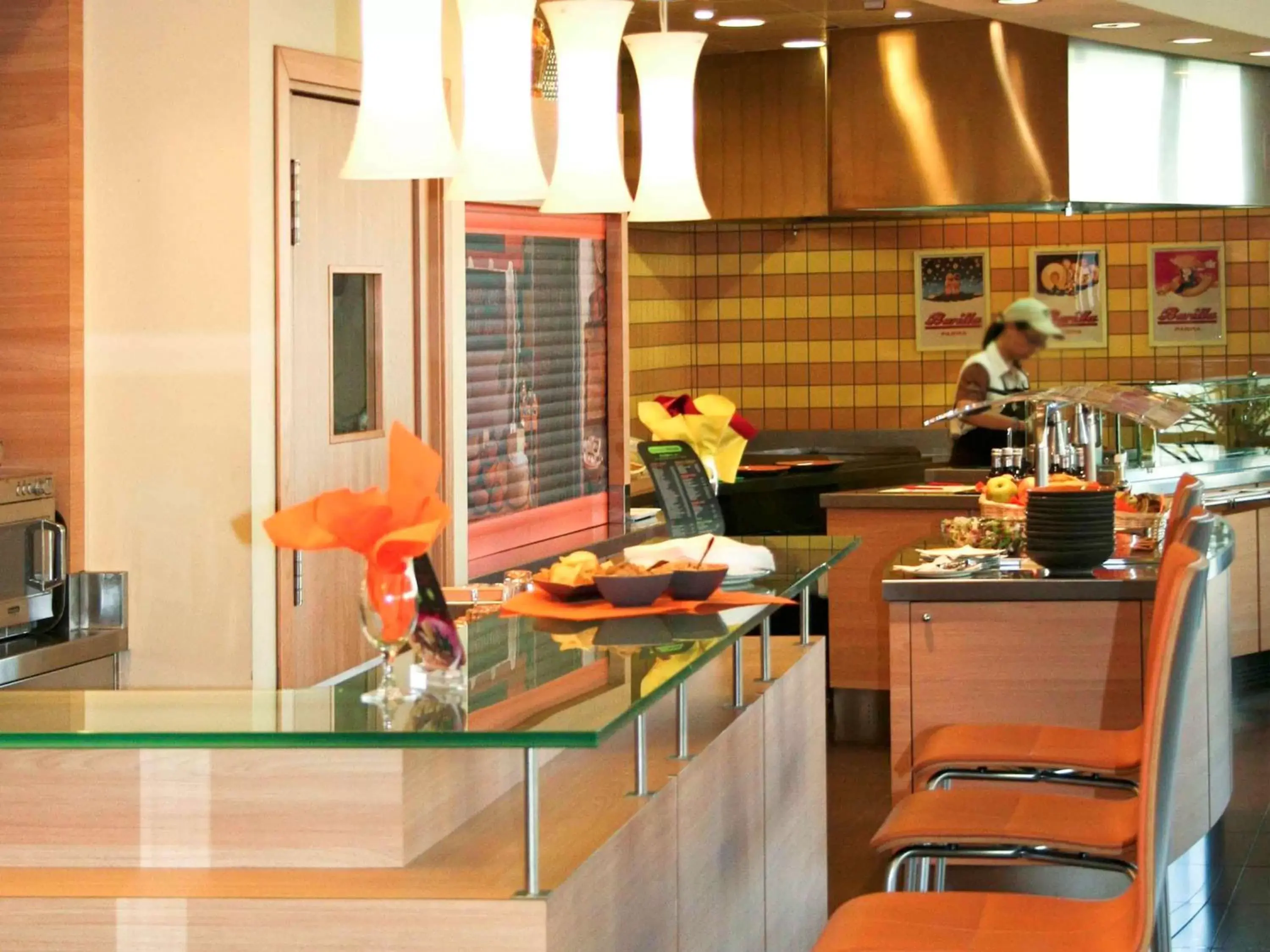 Lounge or bar, Kitchen/Kitchenette in Ibis Como