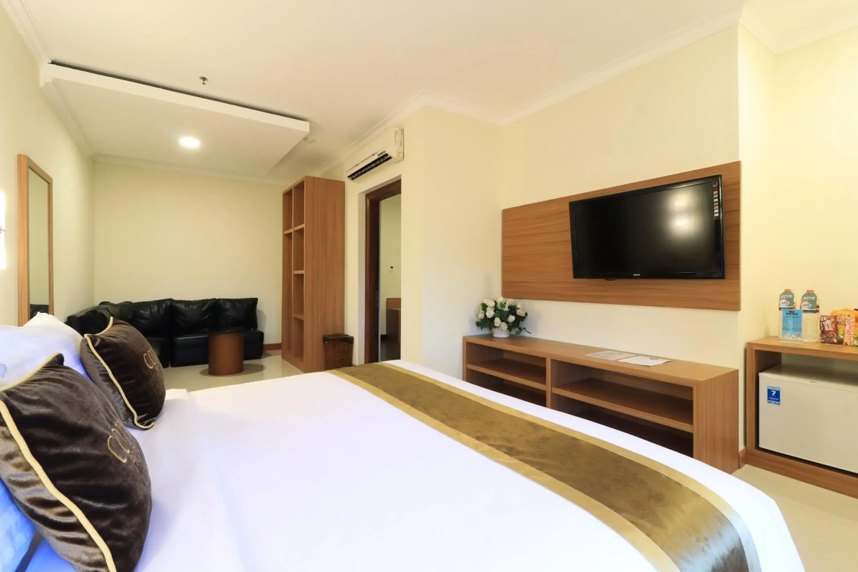 Photo of the whole room, TV/Entertainment Center in Coins Hotel Jakarta