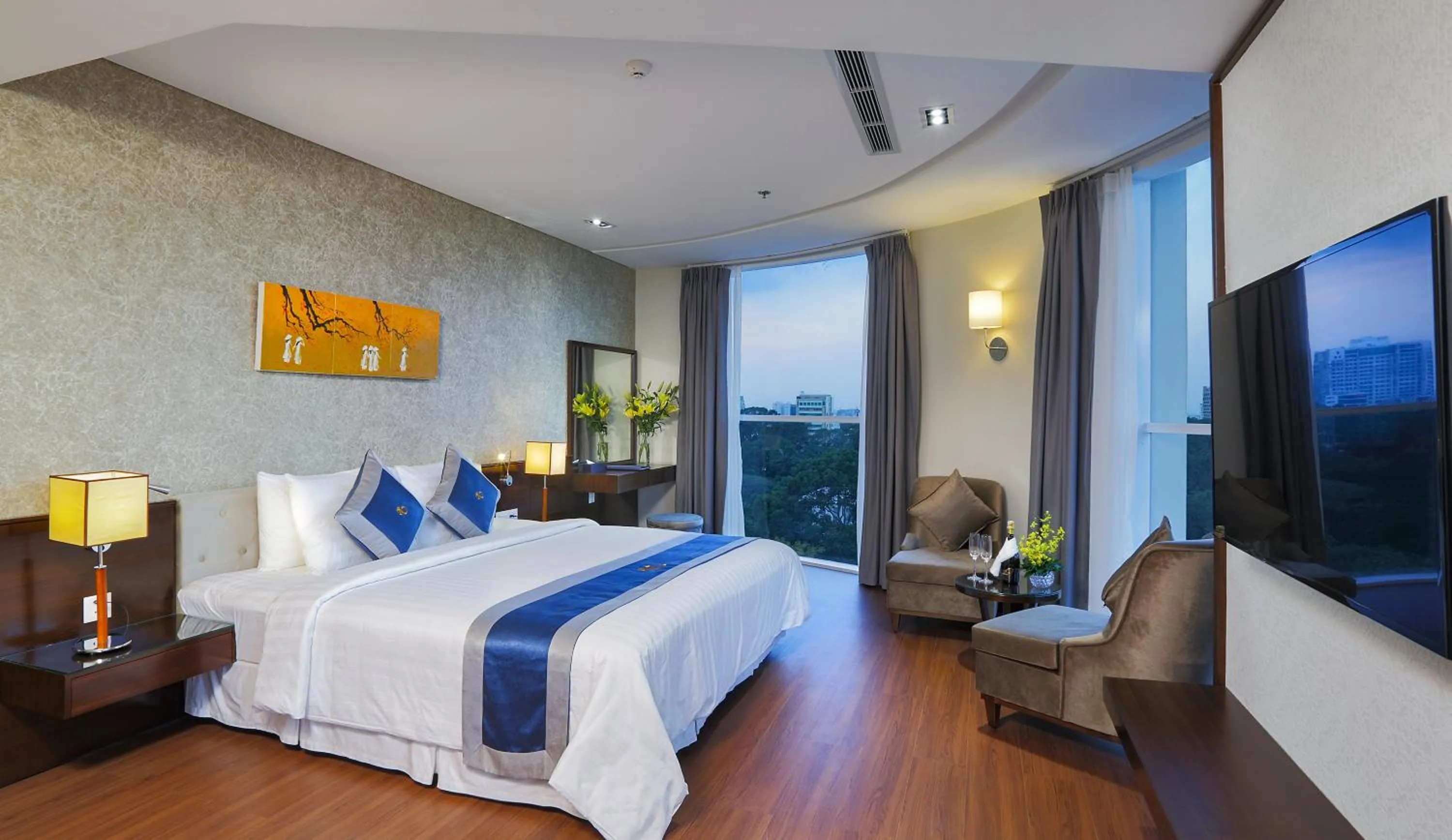 Bedroom, Bed in Central Palace Hotel