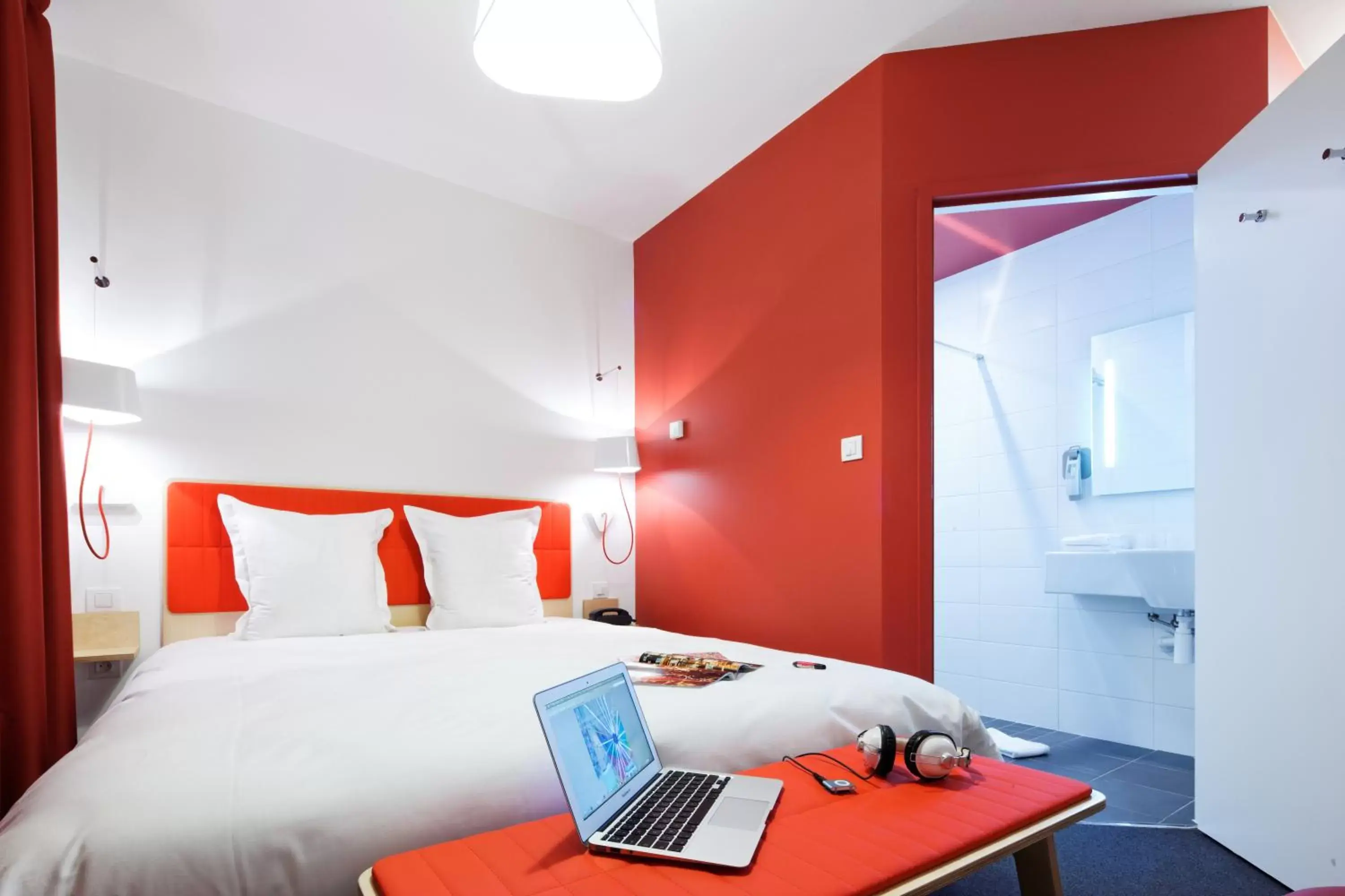 Shower, Bed in ibis Styles Calais Centre
