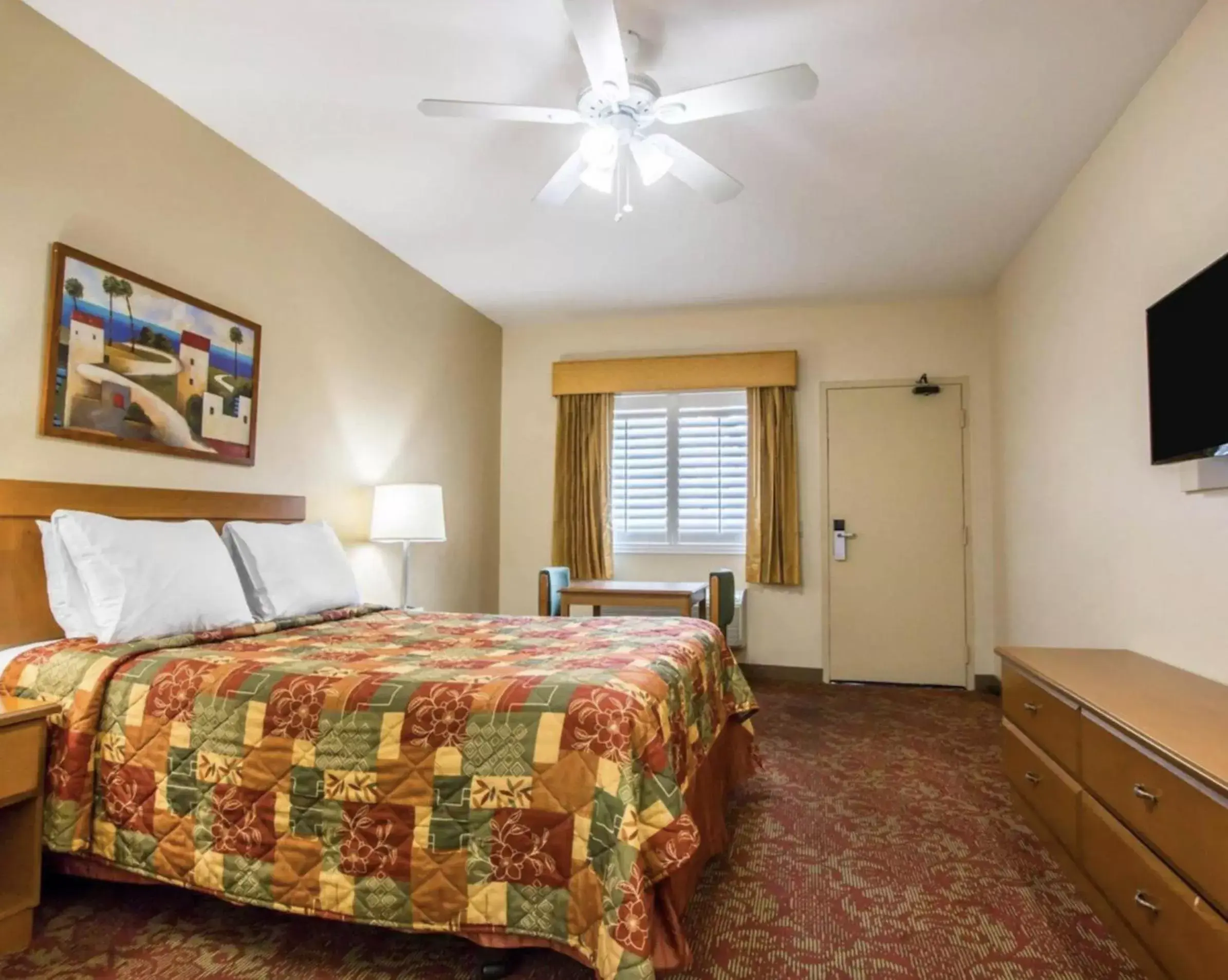 Communal lounge/ TV room, Bed in Rodeway Inn Encinitas North