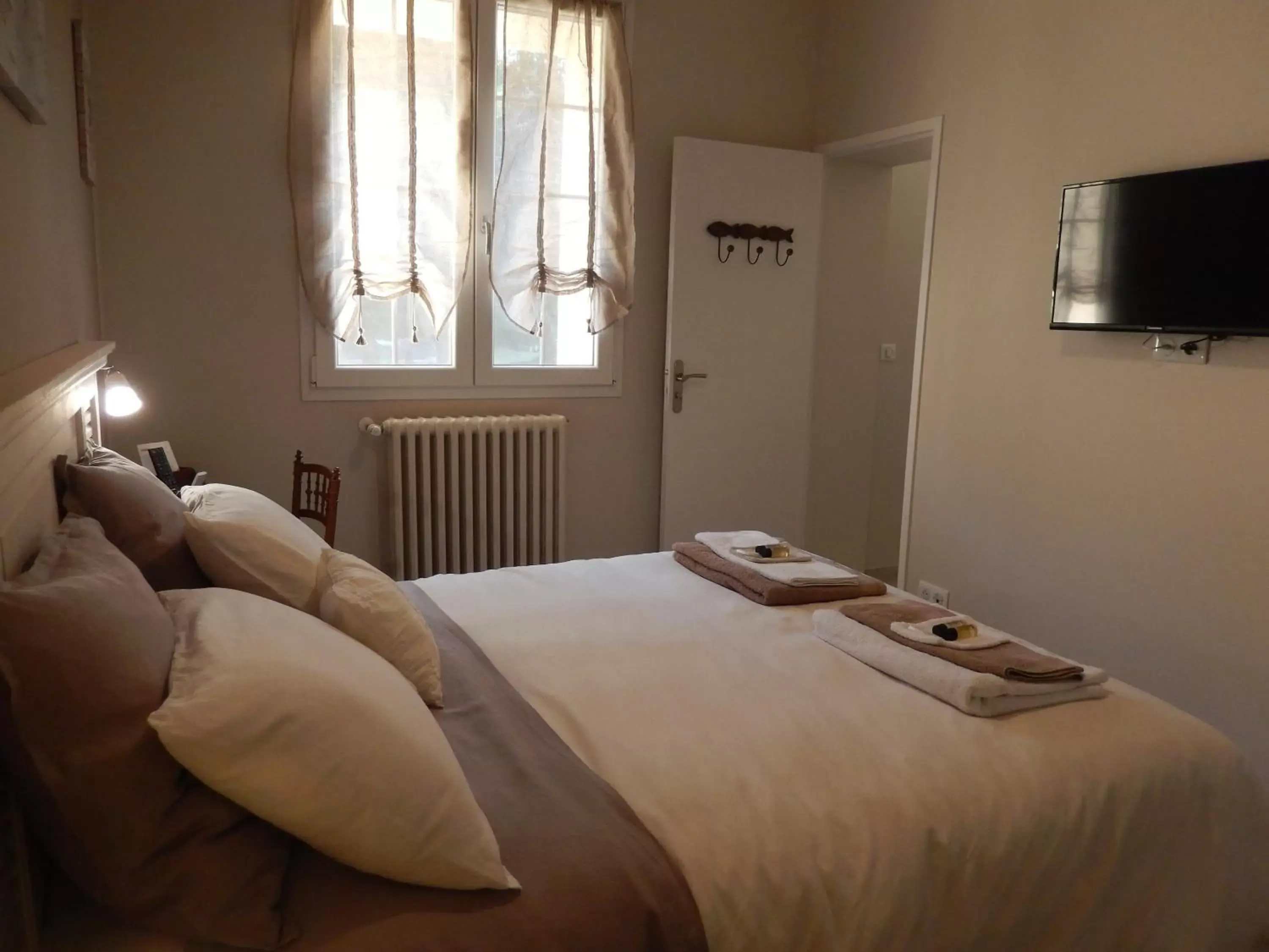 Photo of the whole room, Bed in Domaine verte vallée