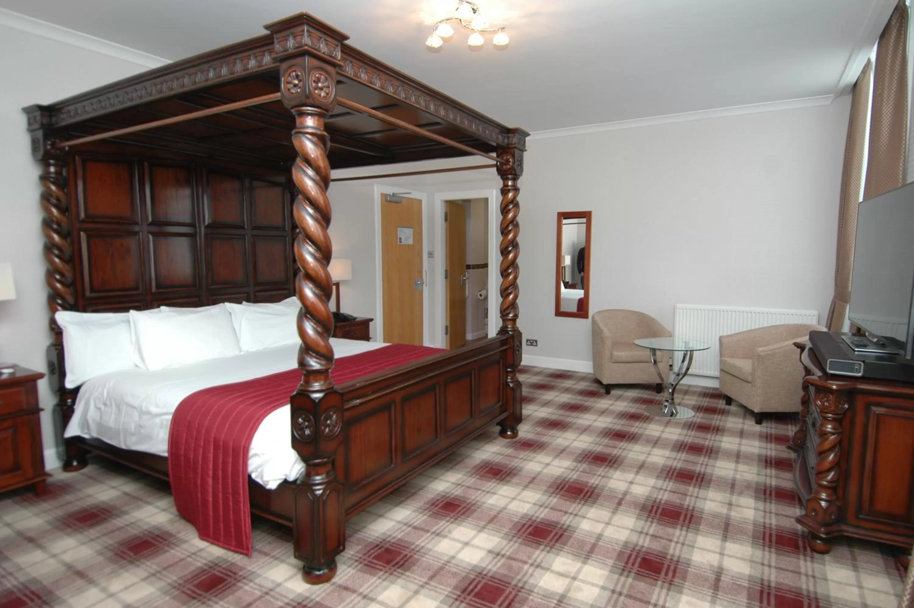 Photo of the whole room, Bed in Cross Keys Hotel, Kelso