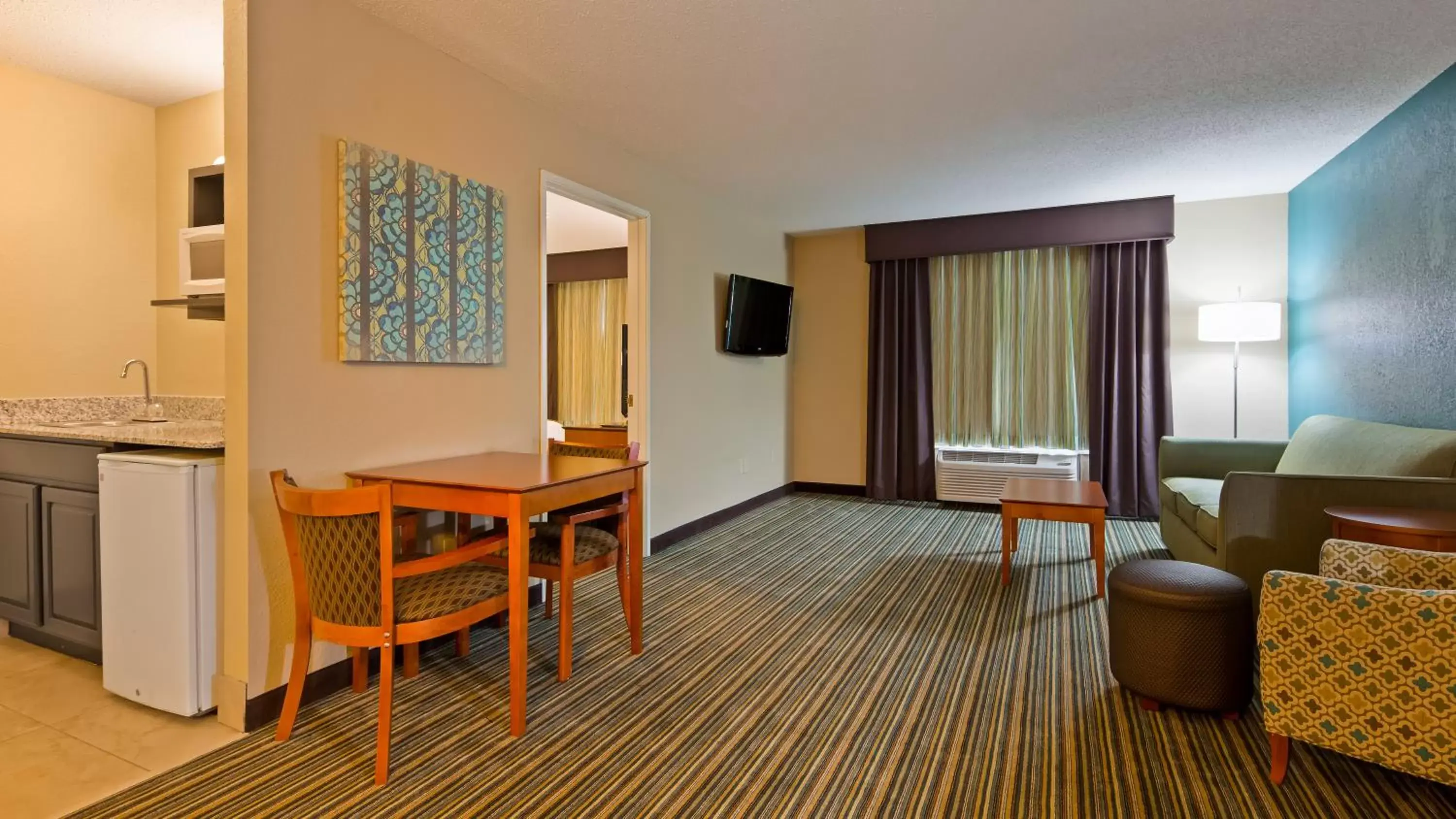 Living room, Seating Area in BEST WESTERN Plus Menomonie Inn & Suites