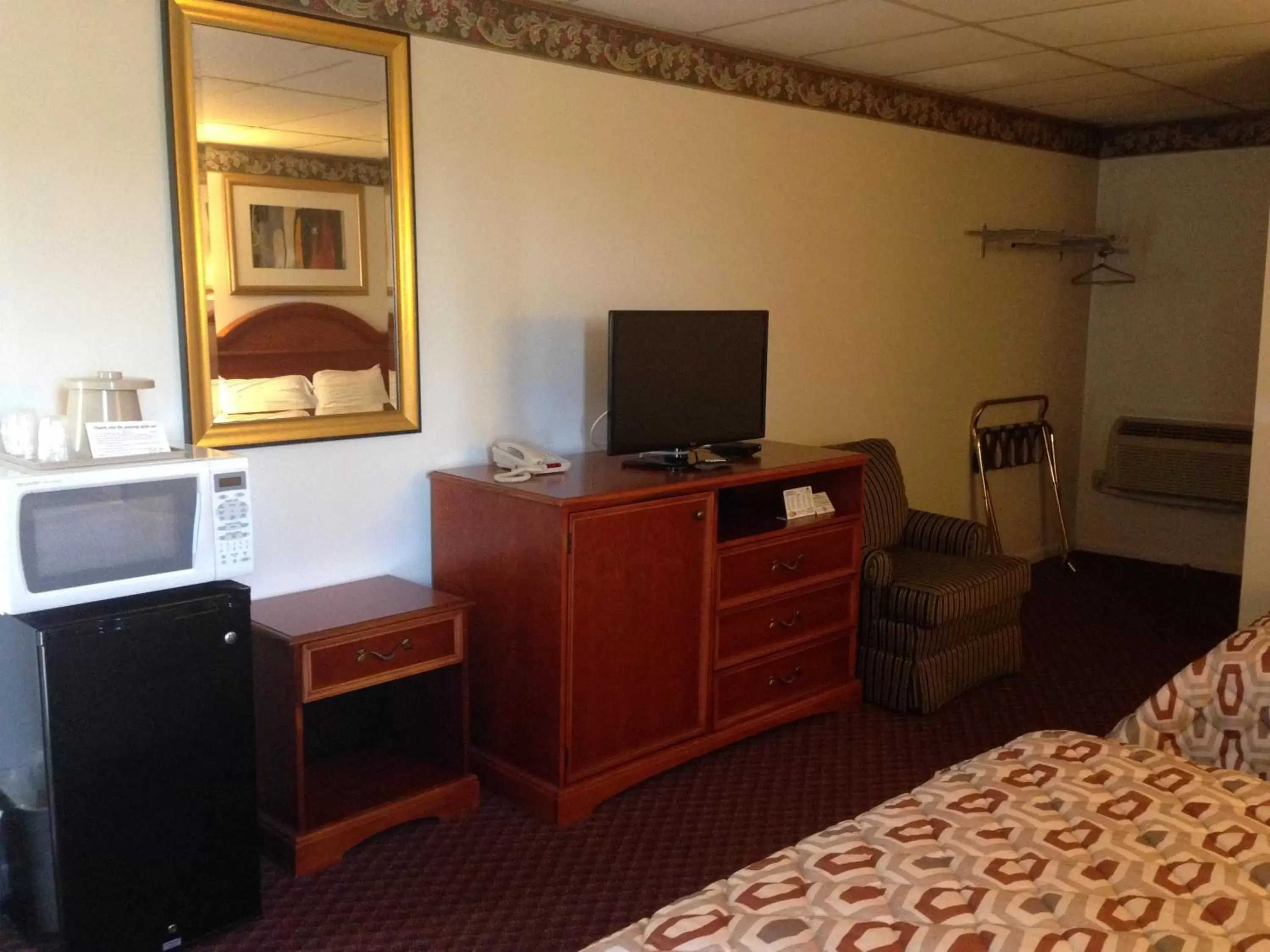 Bedroom, TV/Entertainment Center in Americas Best Value Inn - Palmyra/Hershey