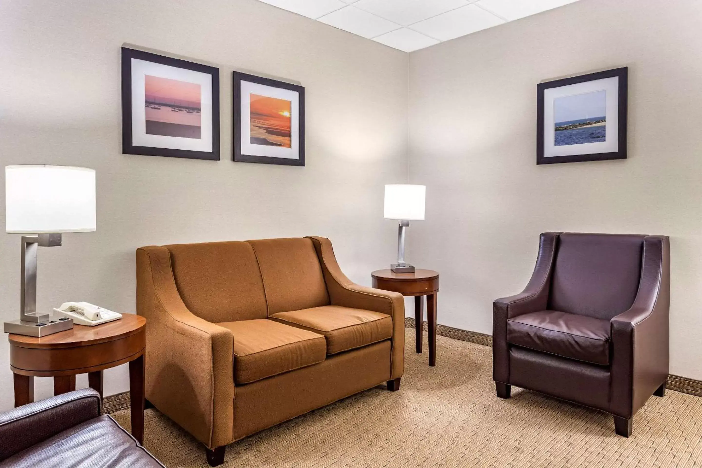 Photo of the whole room, Seating Area in Comfort Inn Syosset-Long Island