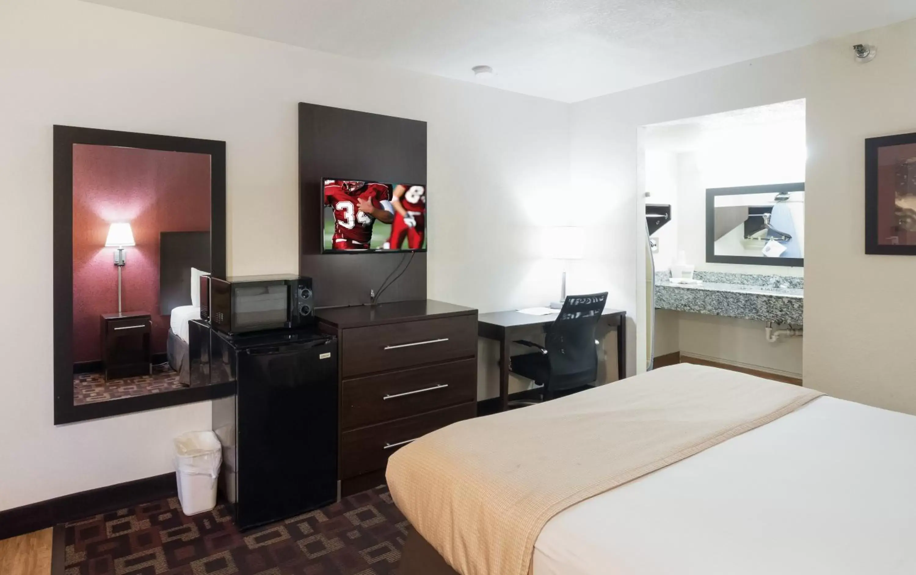 Photo of the whole room, Bed in Red Roof Inn Oklahoma Airport I 40 W Fairgrounds