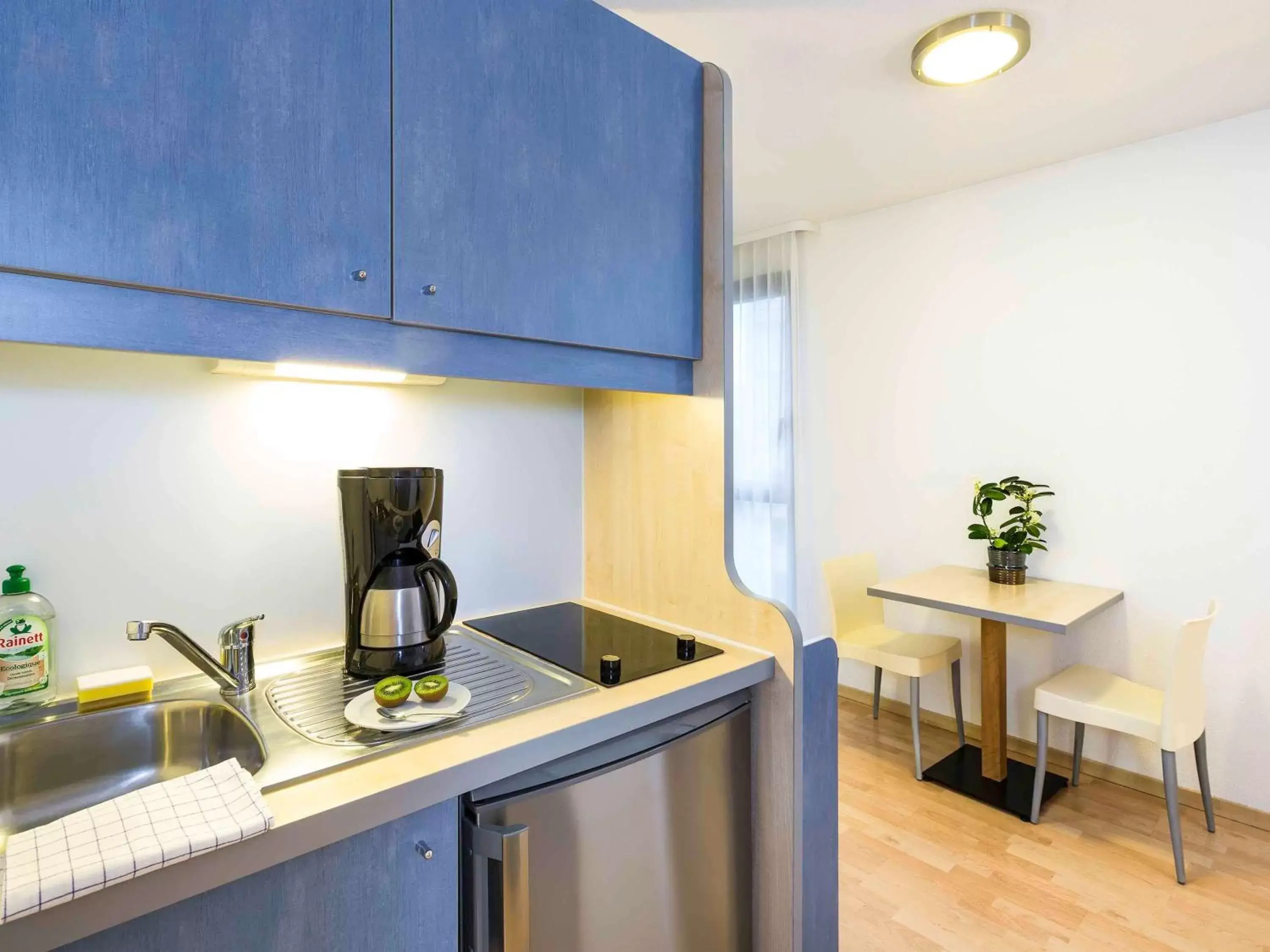 Photo of the whole room, Kitchen/Kitchenette in Aparthotel Adagio Access Rennes Centre