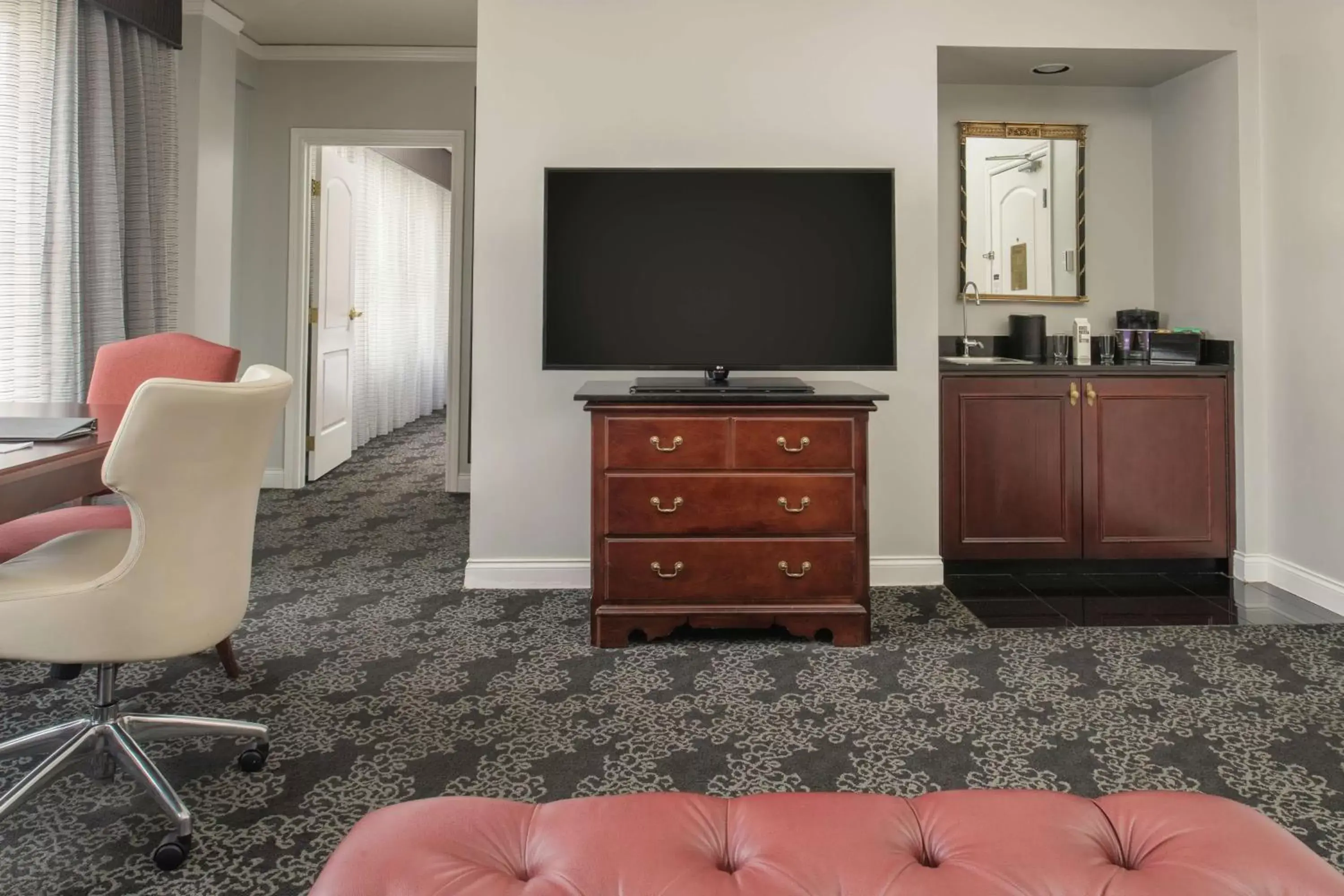 Bedroom, TV/Entertainment Center in Embassy Suites by Hilton Portland Downtown