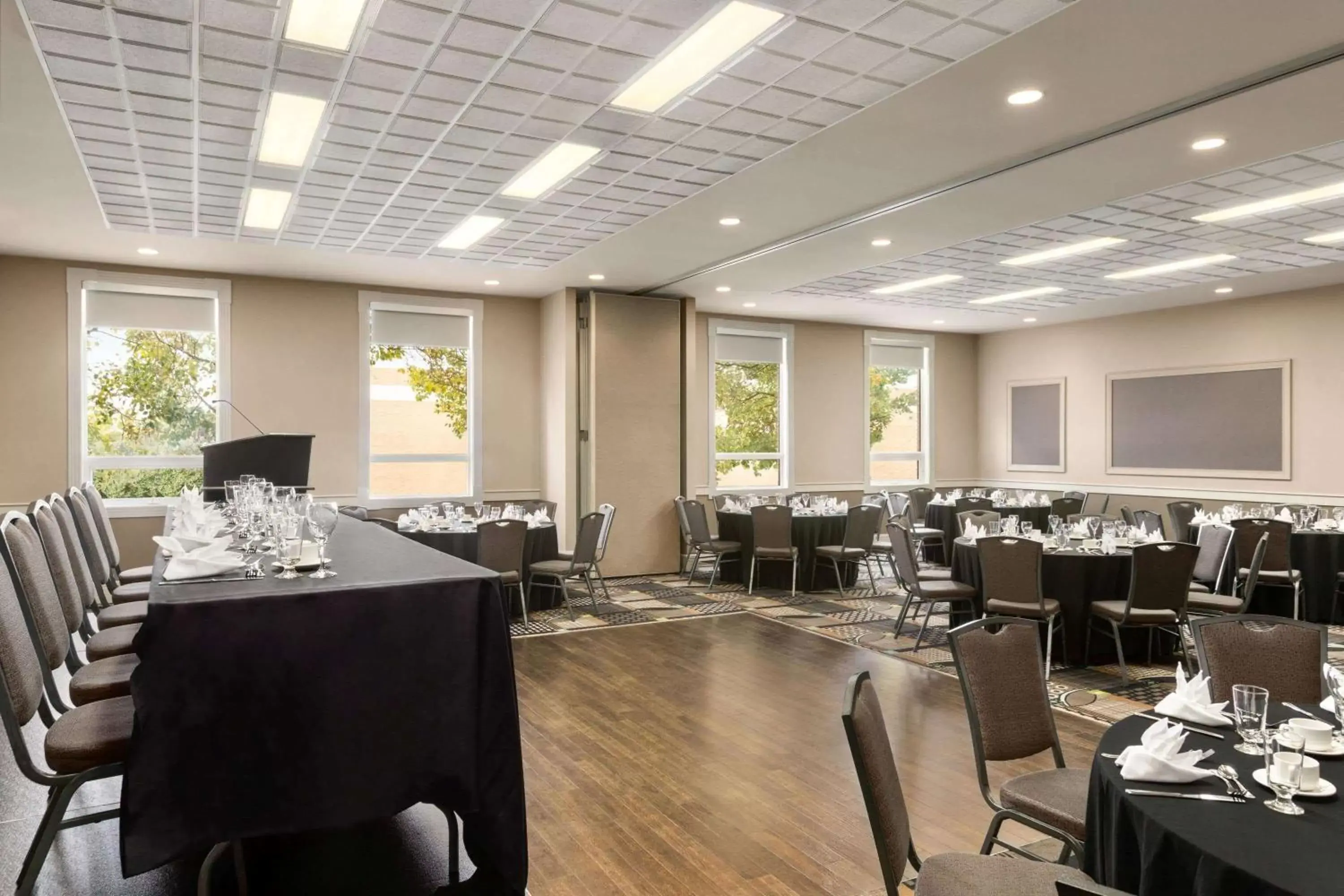 Banquet/Function facilities, Restaurant/Places to Eat in Royal Hotel Calgary, Trademark Collection by Wyndham