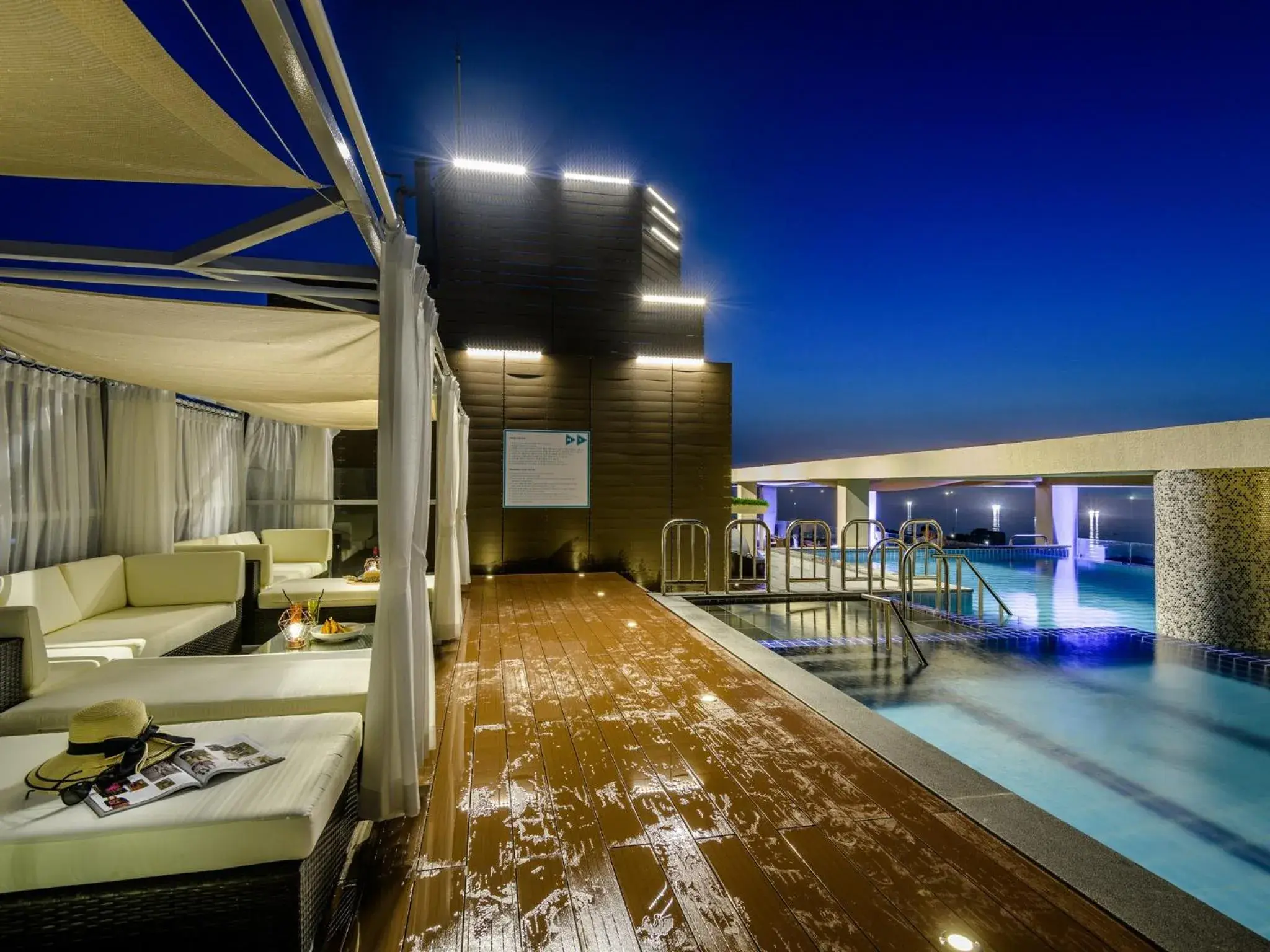 Balcony/Terrace, Swimming Pool in Grabel Hotel
