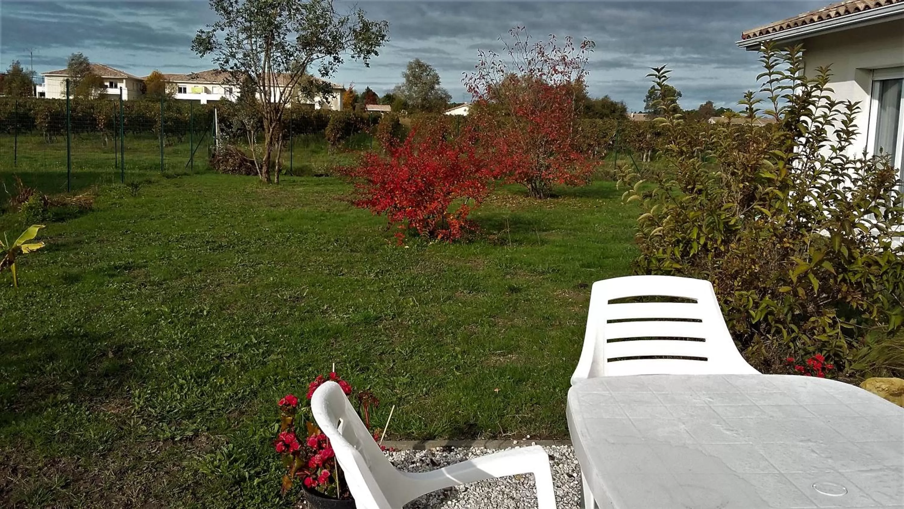 Garden view in "L'ESCALE" près Bordeaux