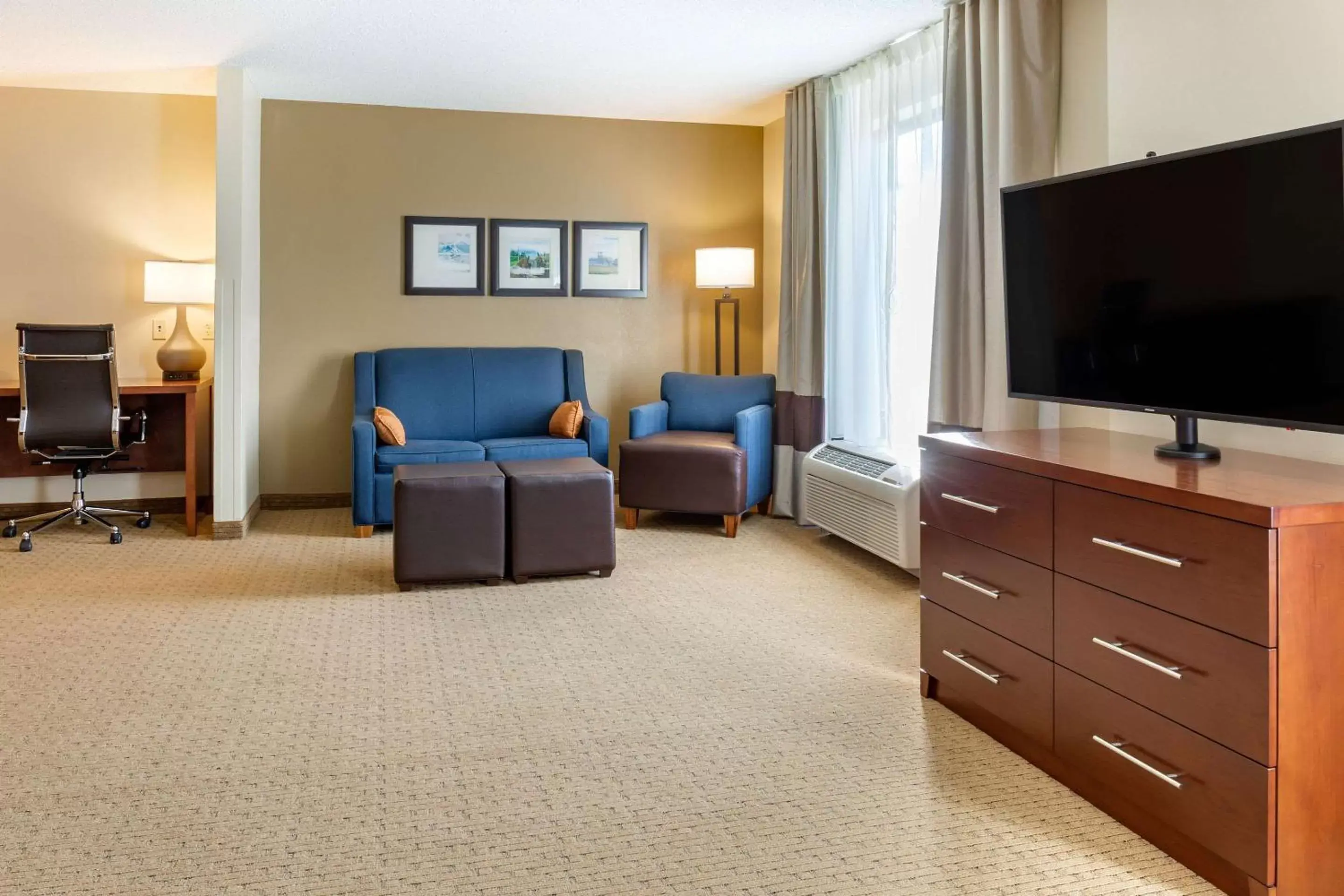 Bedroom, Seating Area in Comfort Suites Amish Country