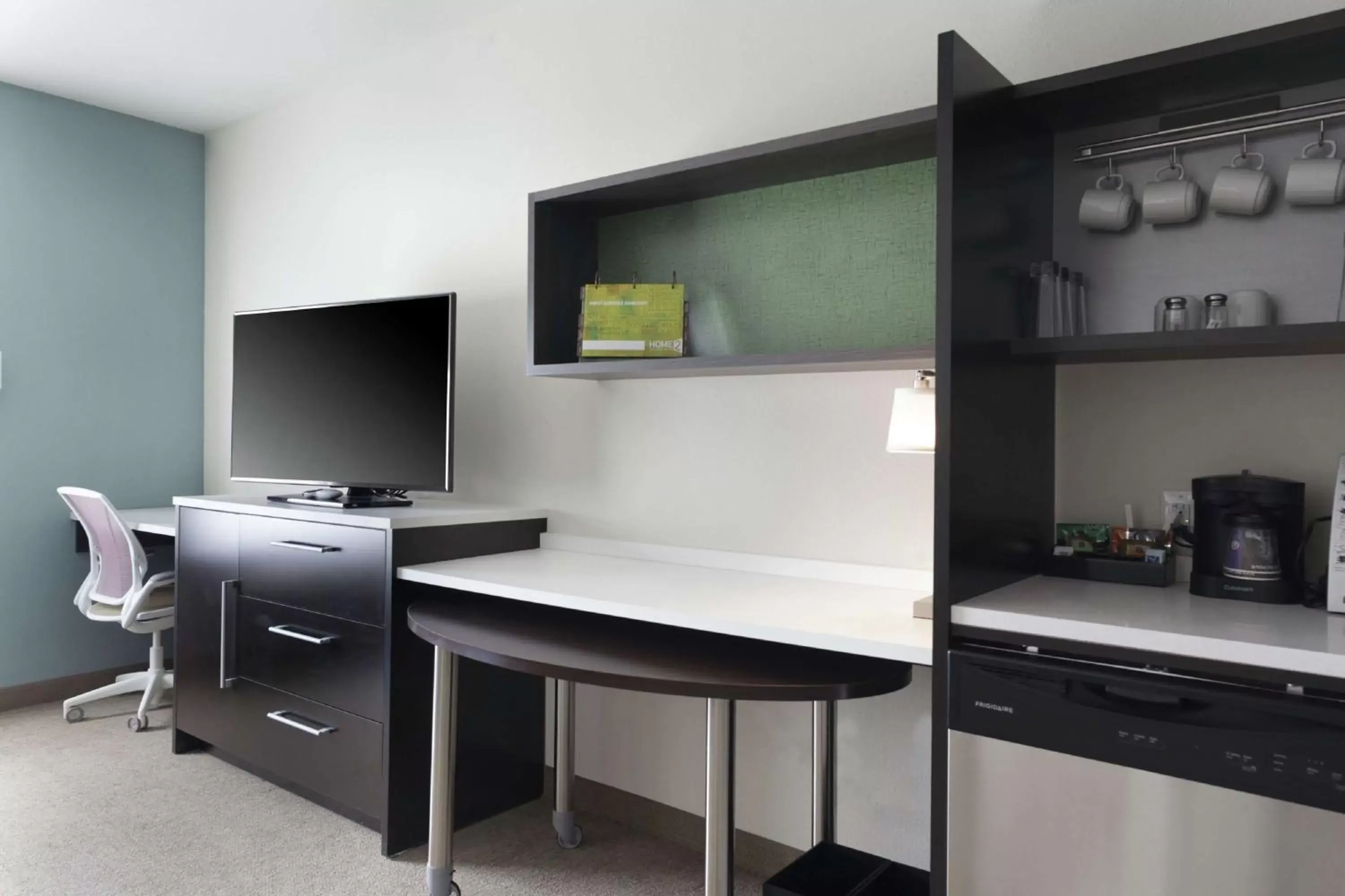 Living room, Kitchen/Kitchenette in Home2 Suites by Hilton Louisville Airport/Expo Center