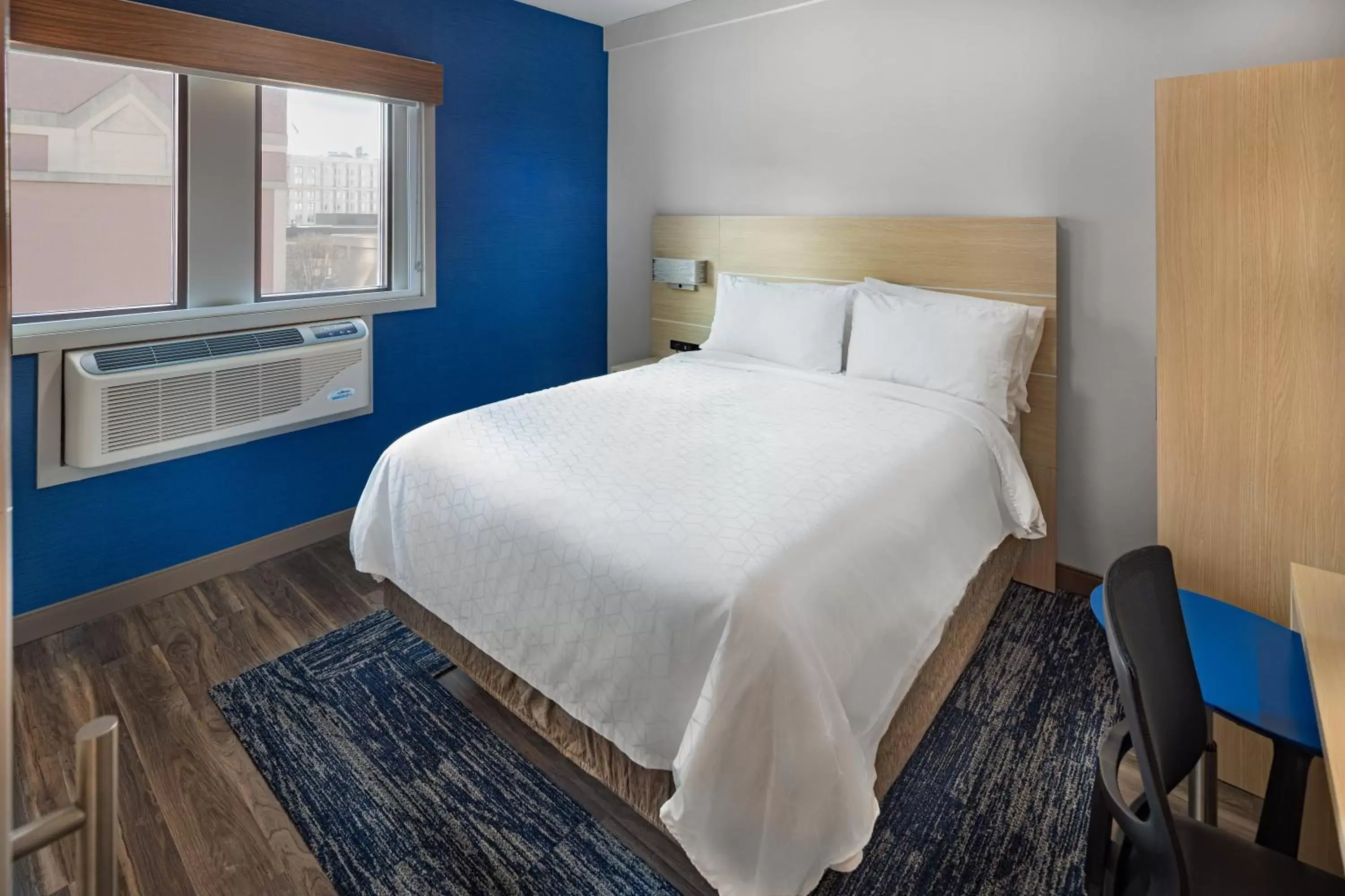 Photo of the whole room, Bed in Holiday Inn Express & Suites - Atlanta Downtown, an IHG Hotel