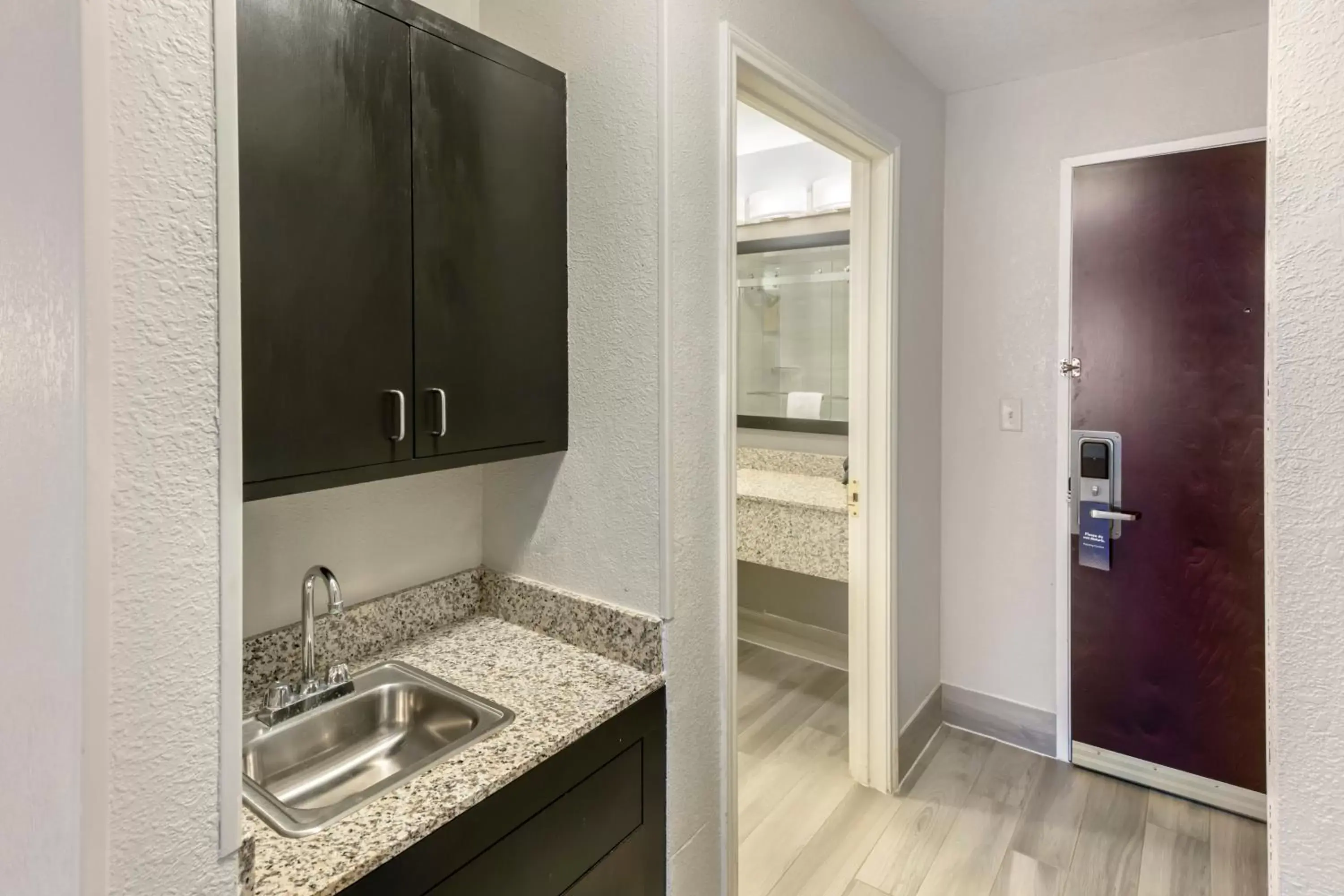 Bathroom, Kitchen/Kitchenette in Comfort Inn & Suites