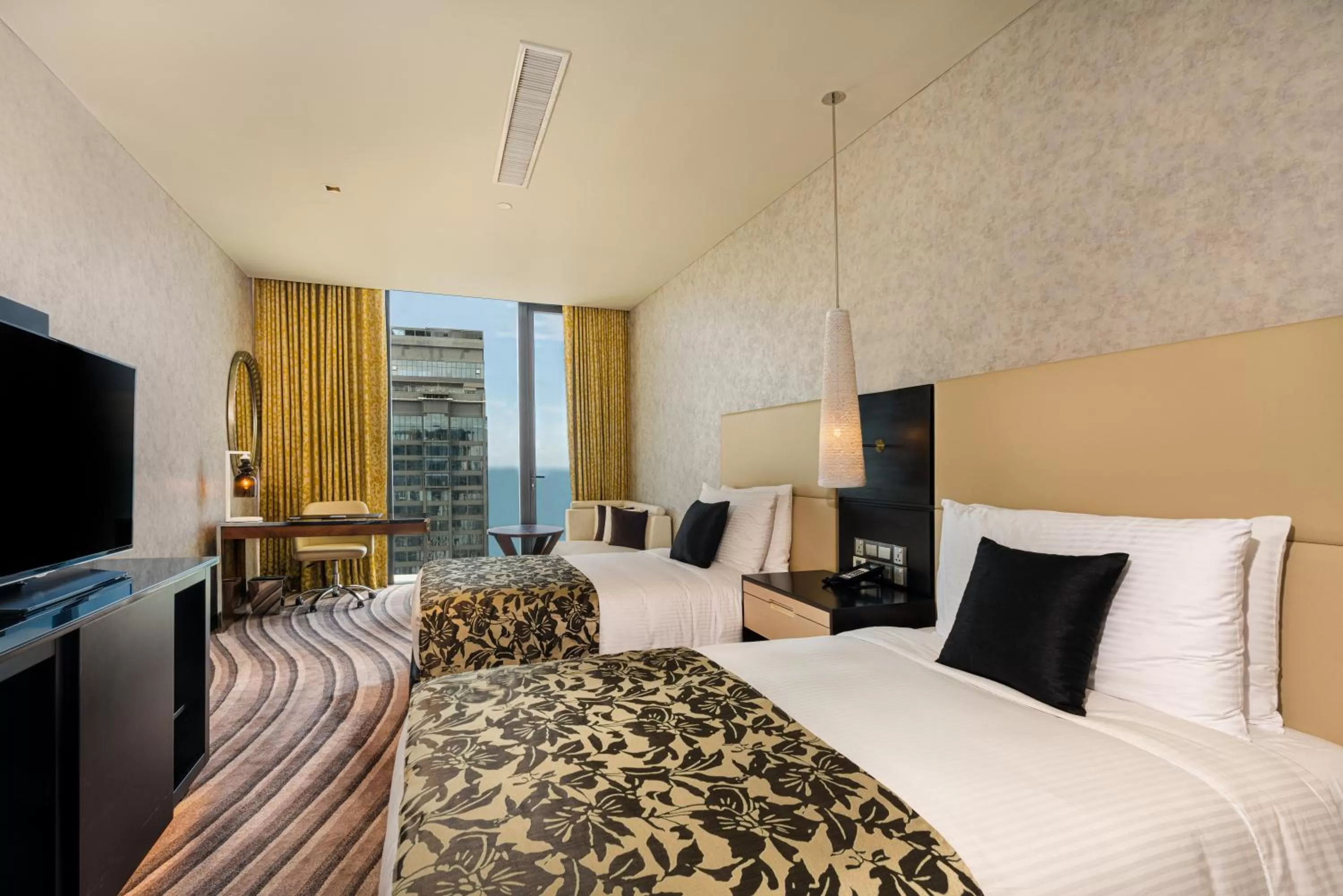 Bed in Mövenpick Hotel Colombo