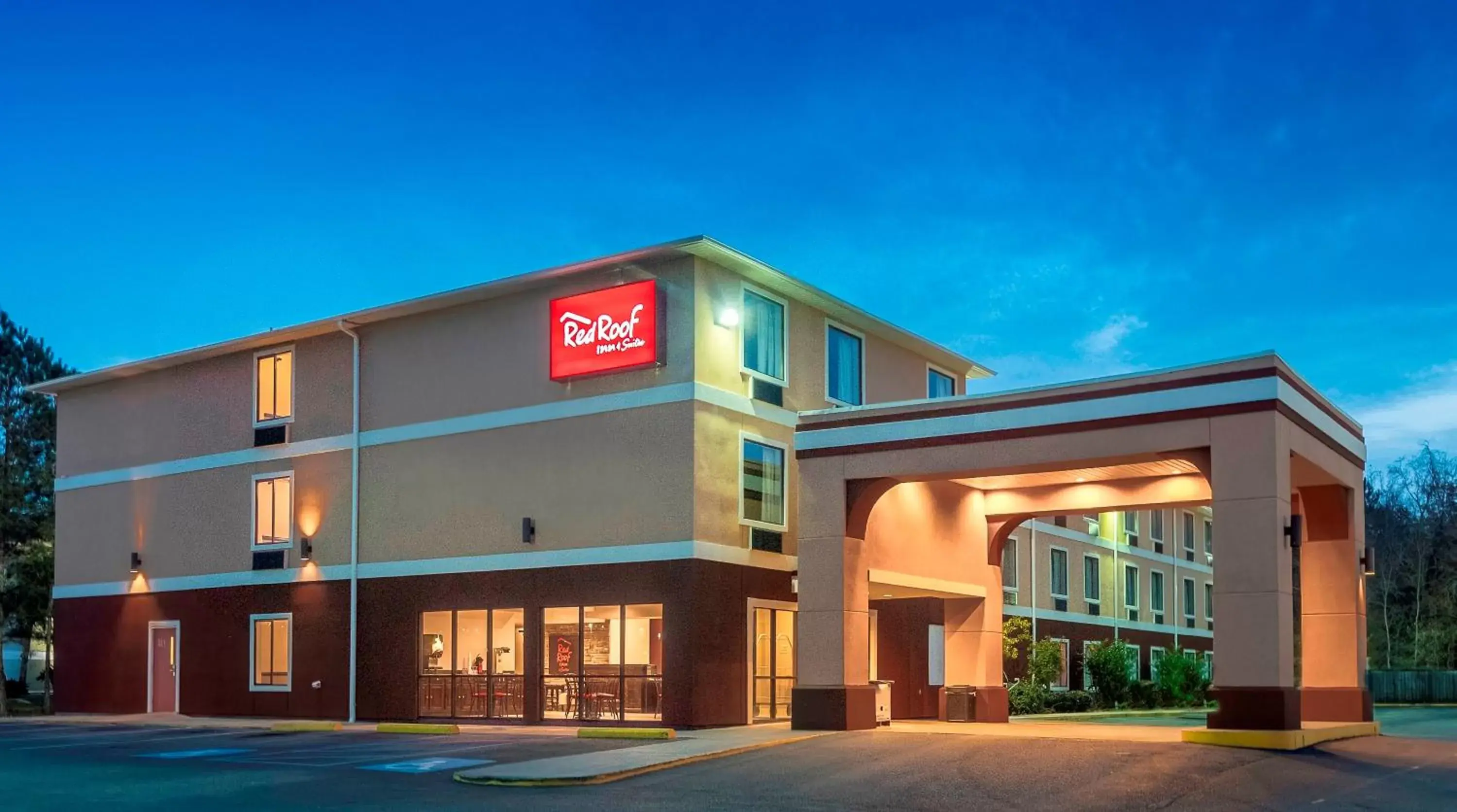 Property Building in Red Roof Inn & Suites Biloxi-Ocean Springs