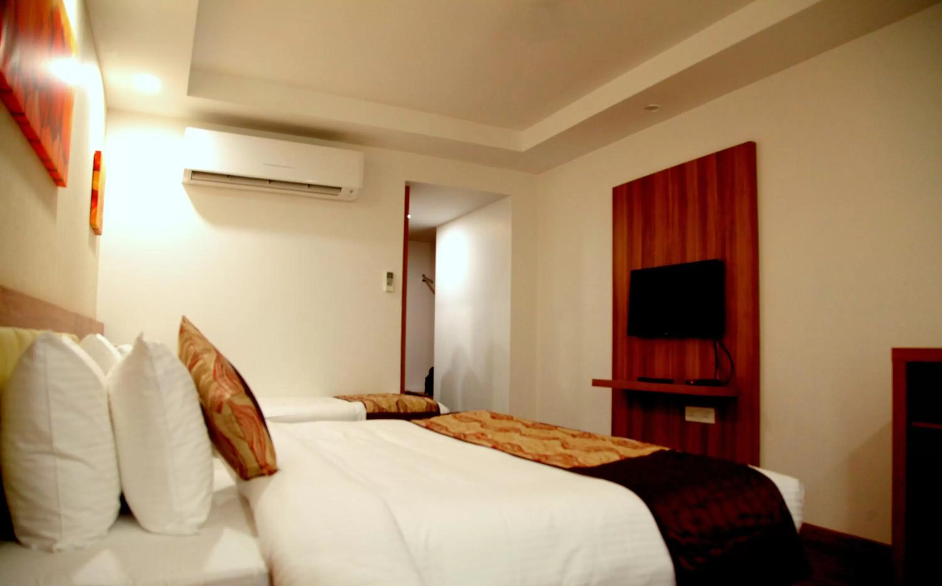 Bed in Le Roi Jammu - Near Jammu Railway Station