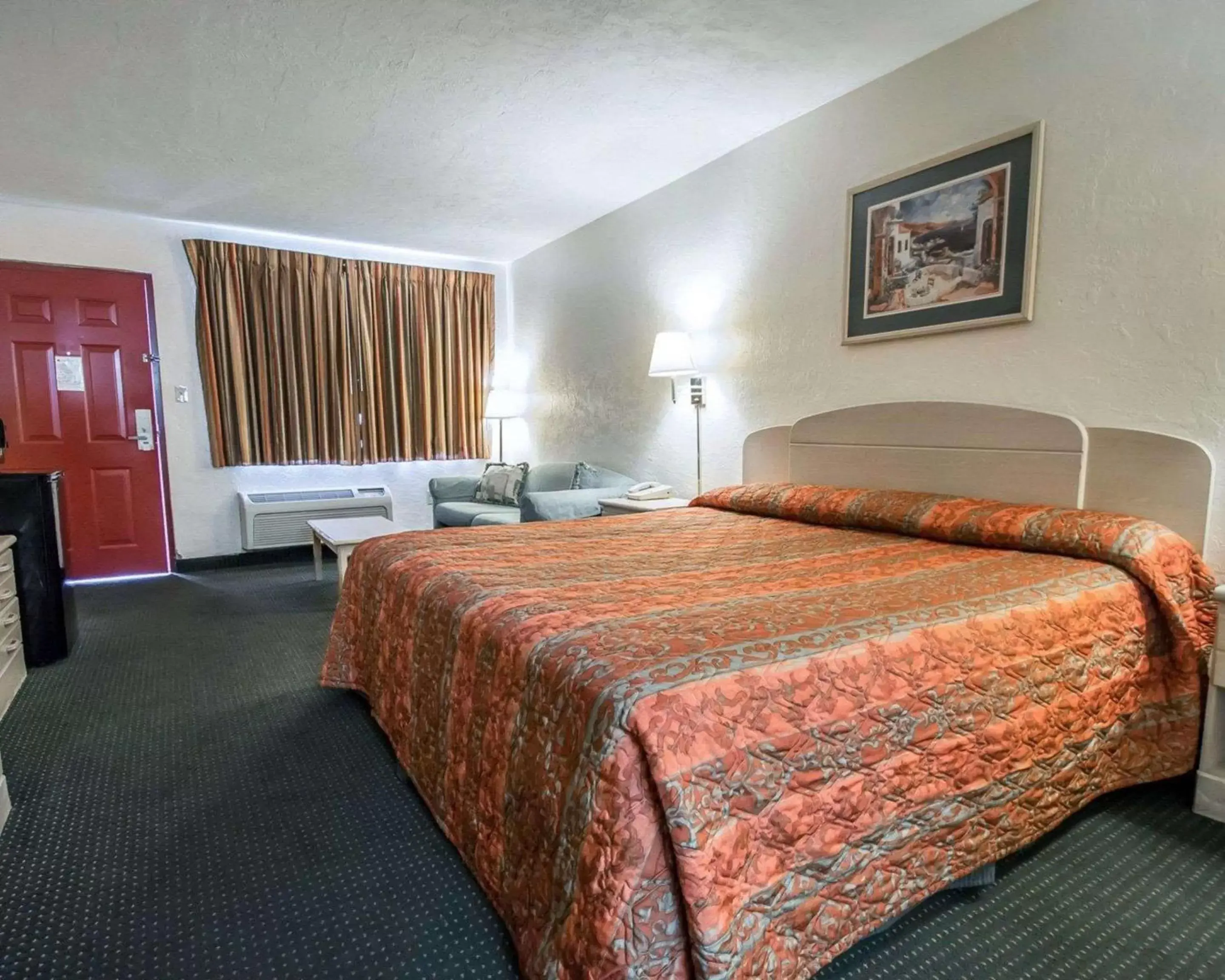 Photo of the whole room, Bed in Rodeway Inn Gainesville - University Area