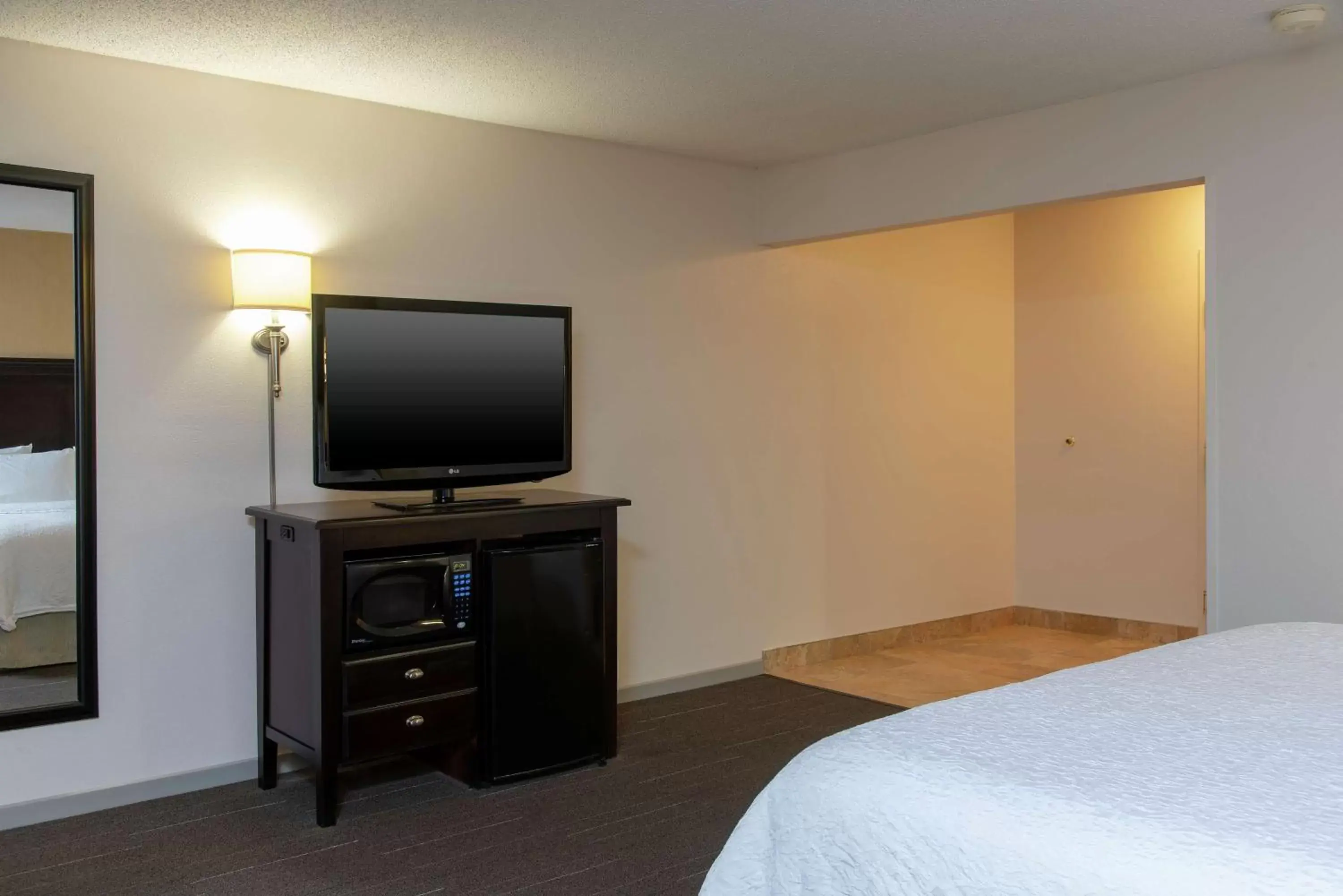 Bed, TV/Entertainment Center in Hampton Inn Kent/Akron Area