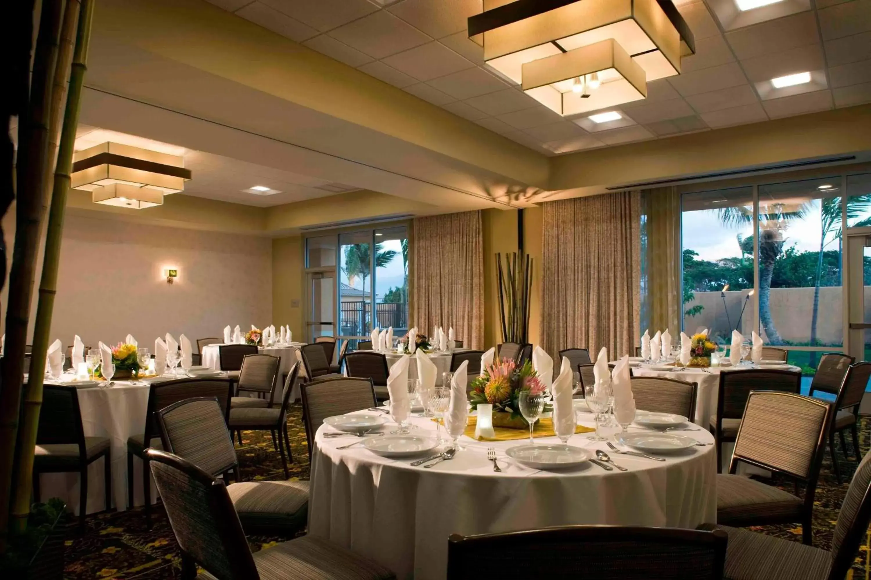 Meeting/conference room, Restaurant/Places to Eat in Courtyard by Marriott Maui Kahului Airport