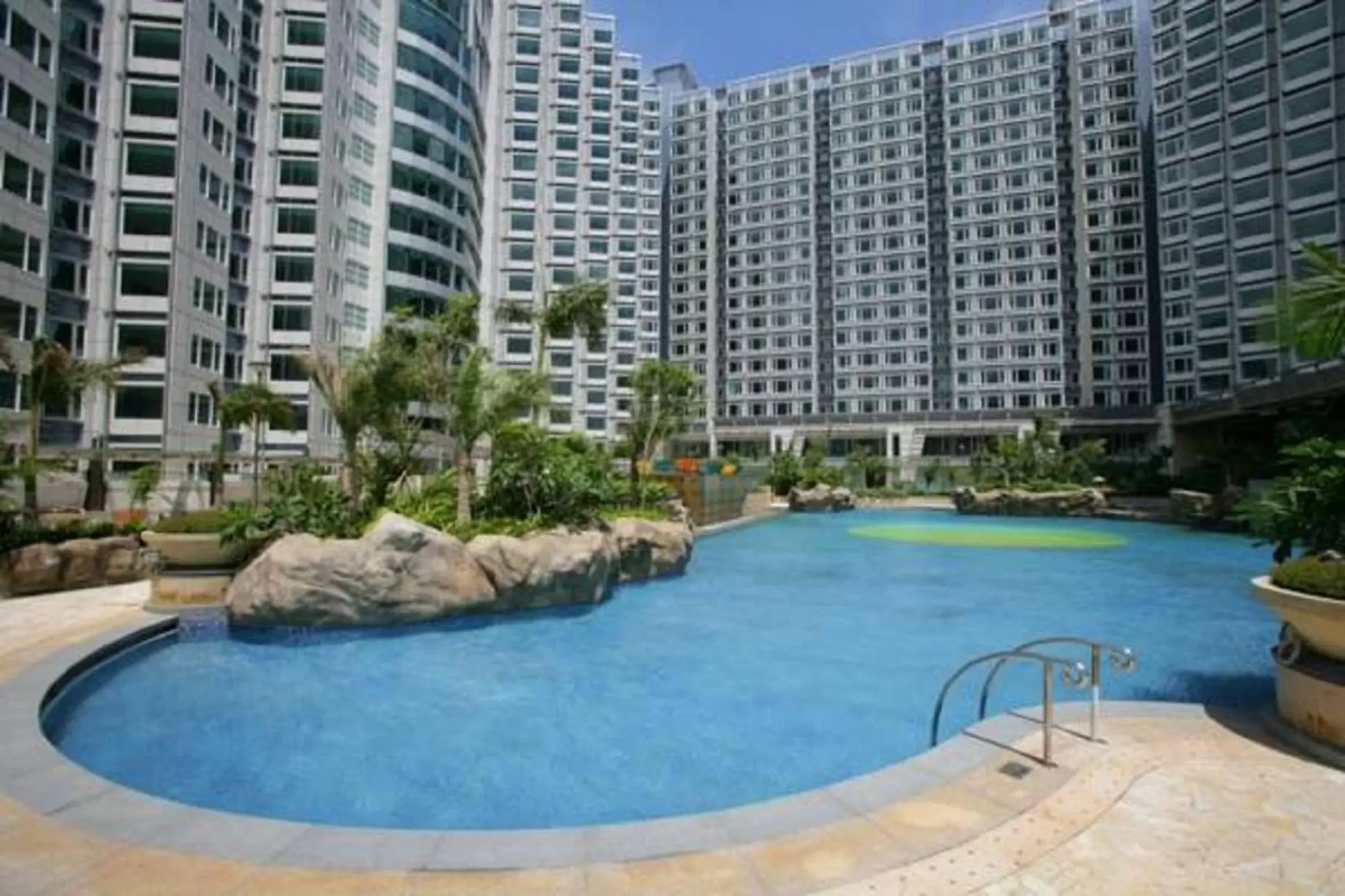 Property building, Swimming Pool in Kowloon Harbourfront Hotel