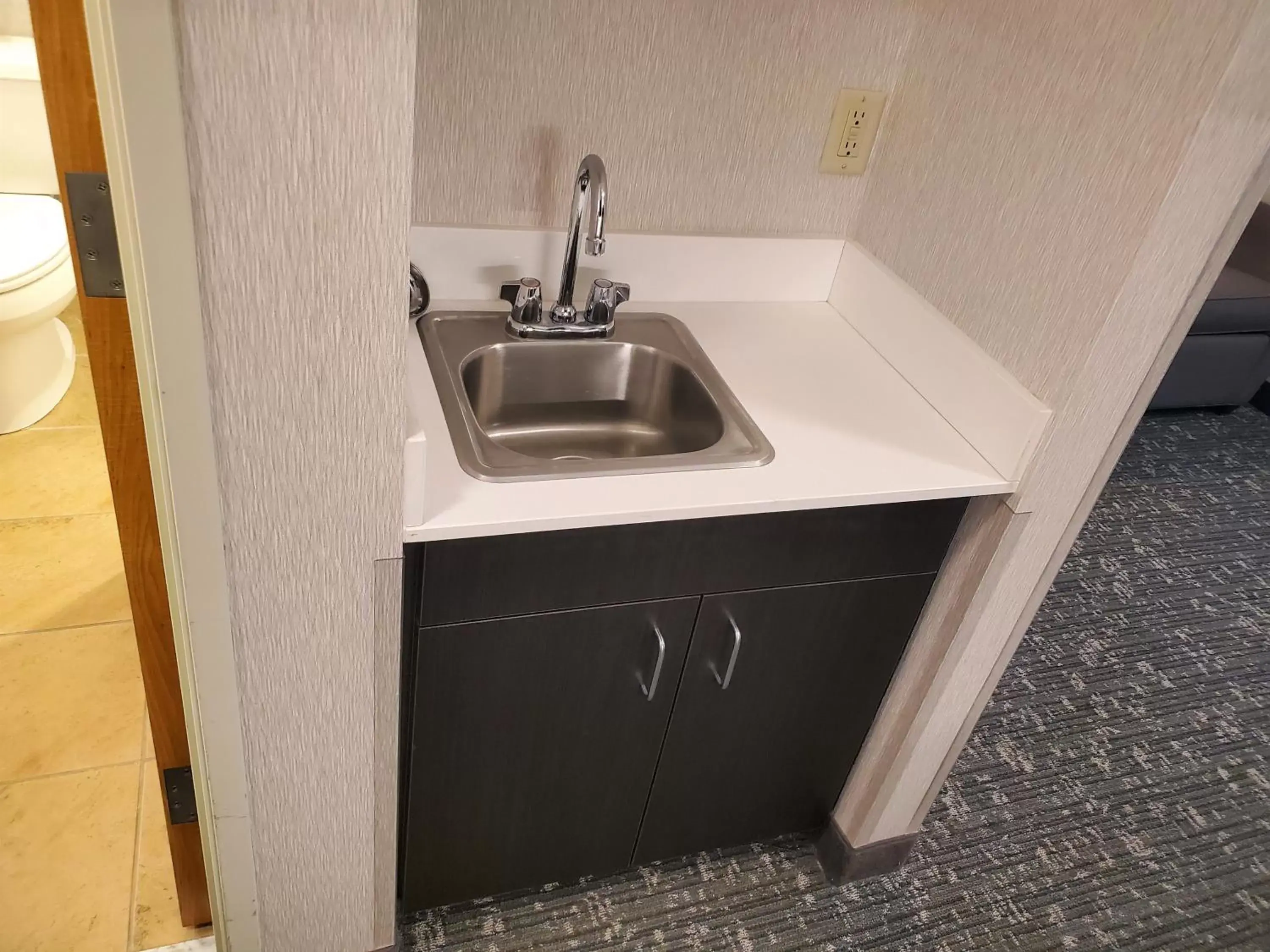 Photo of the whole room, Kitchen/Kitchenette in Holiday Inn Express & Suites Cheney, an IHG Hotel