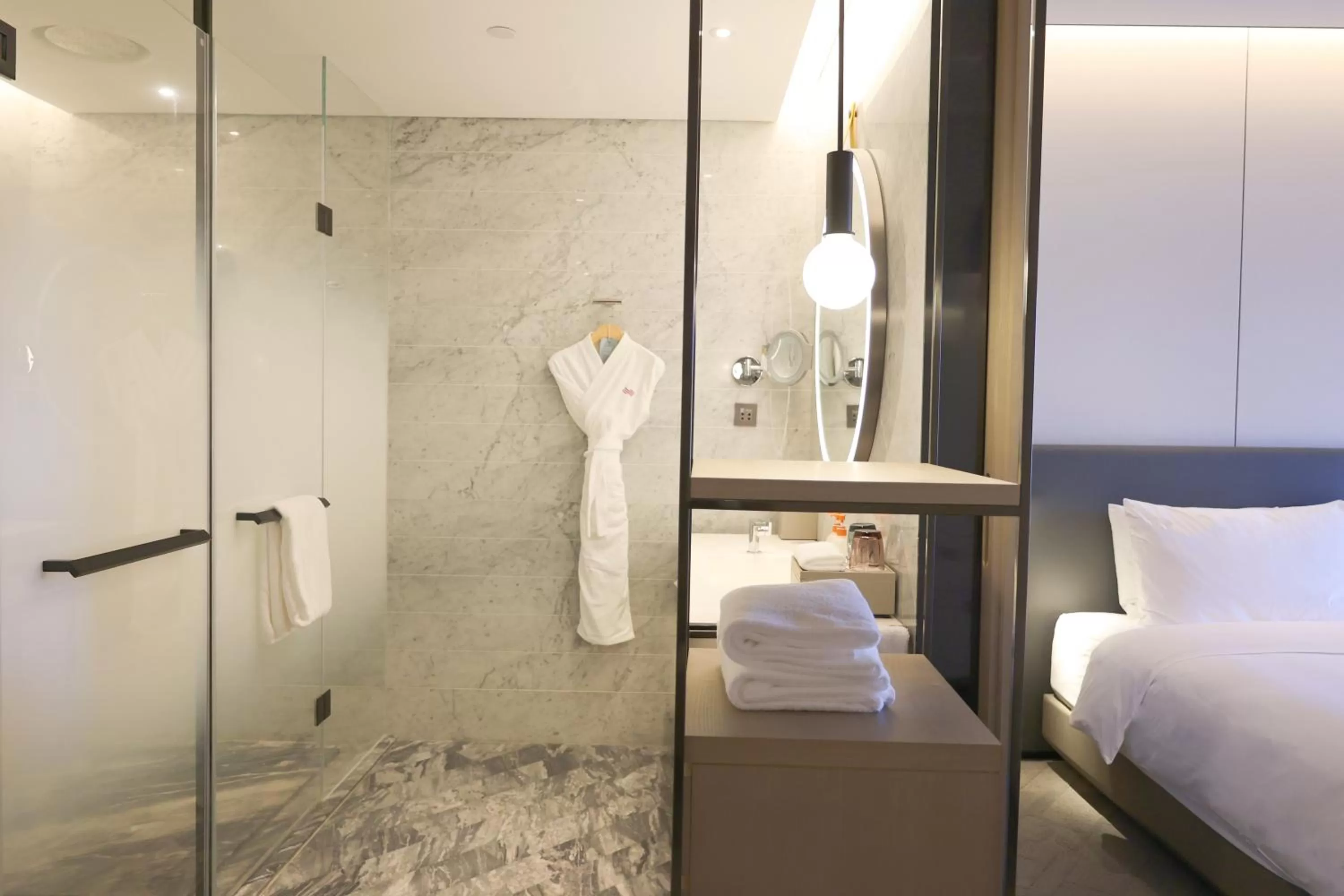Bathroom, Bed in Crowne Plaza Quanzhou Riverview by IHG