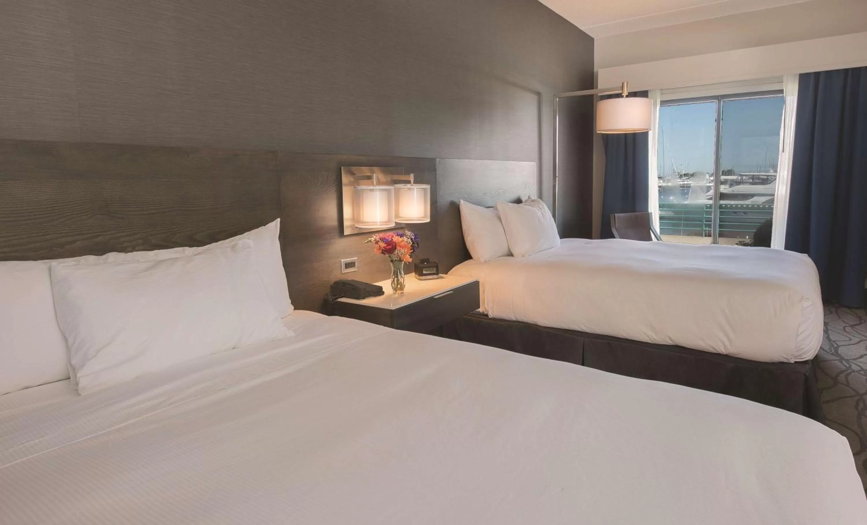 Living room, Bed in DoubleTree by Hilton Racine Harbourwalk