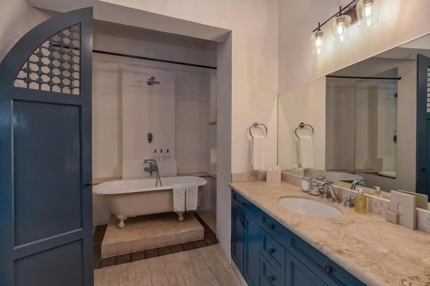 Shower in Casa Delphine