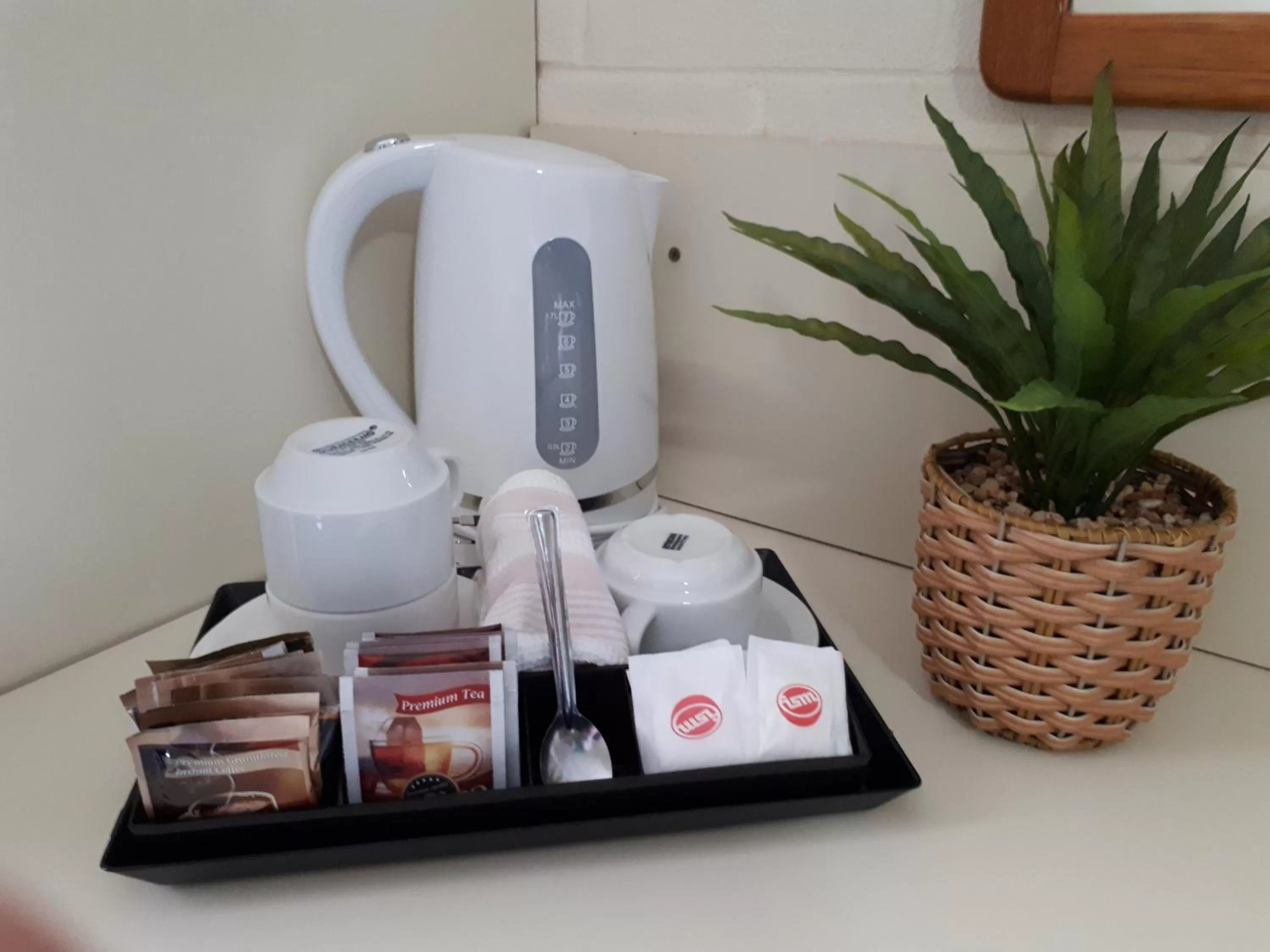 Coffee/tea facilities in Crest Motor Inn