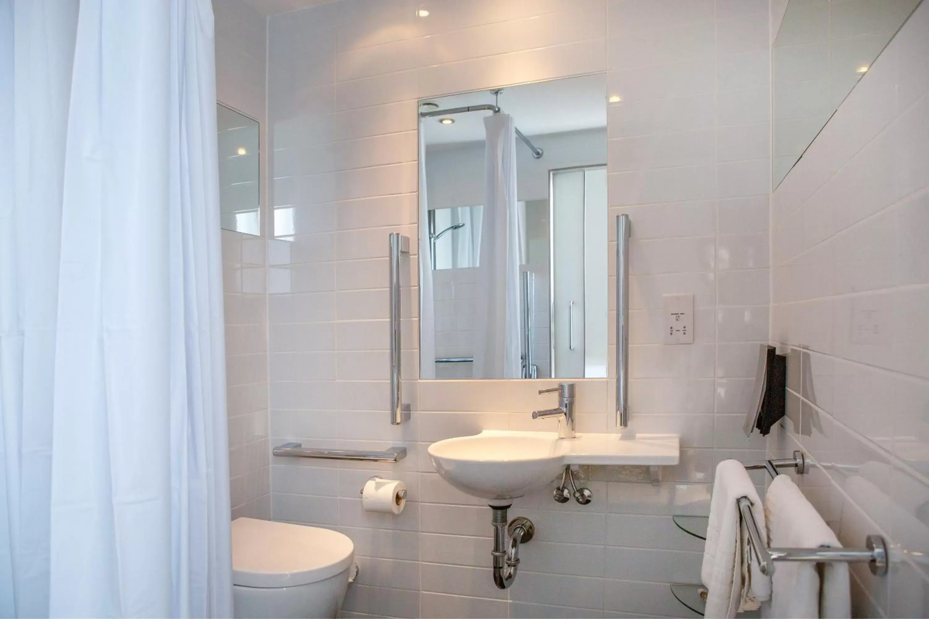 Shower, Bathroom in Sleeperz Hotel Cardiff