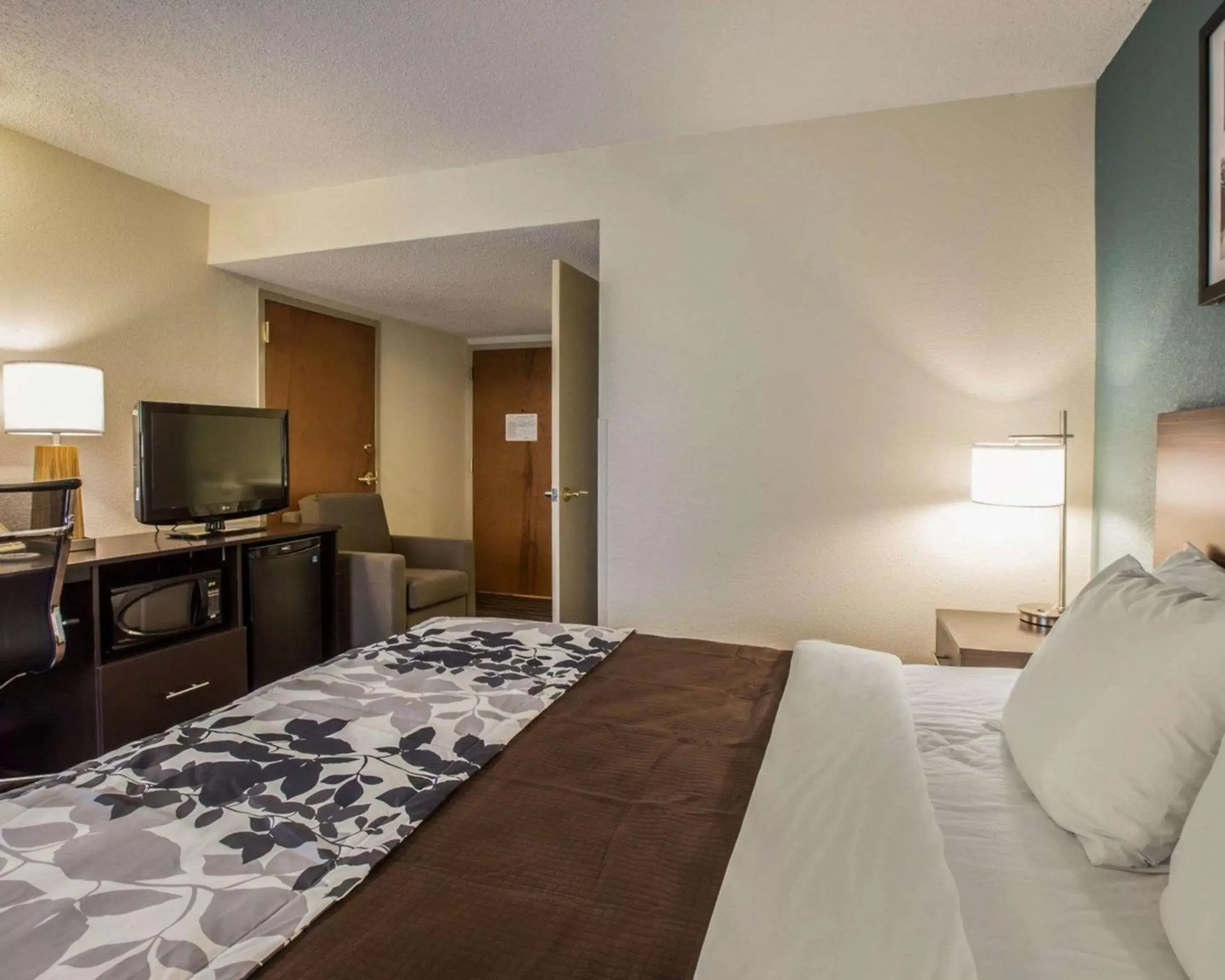 Photo of the whole room, Bed in Sleep Inn Airport Greensboro