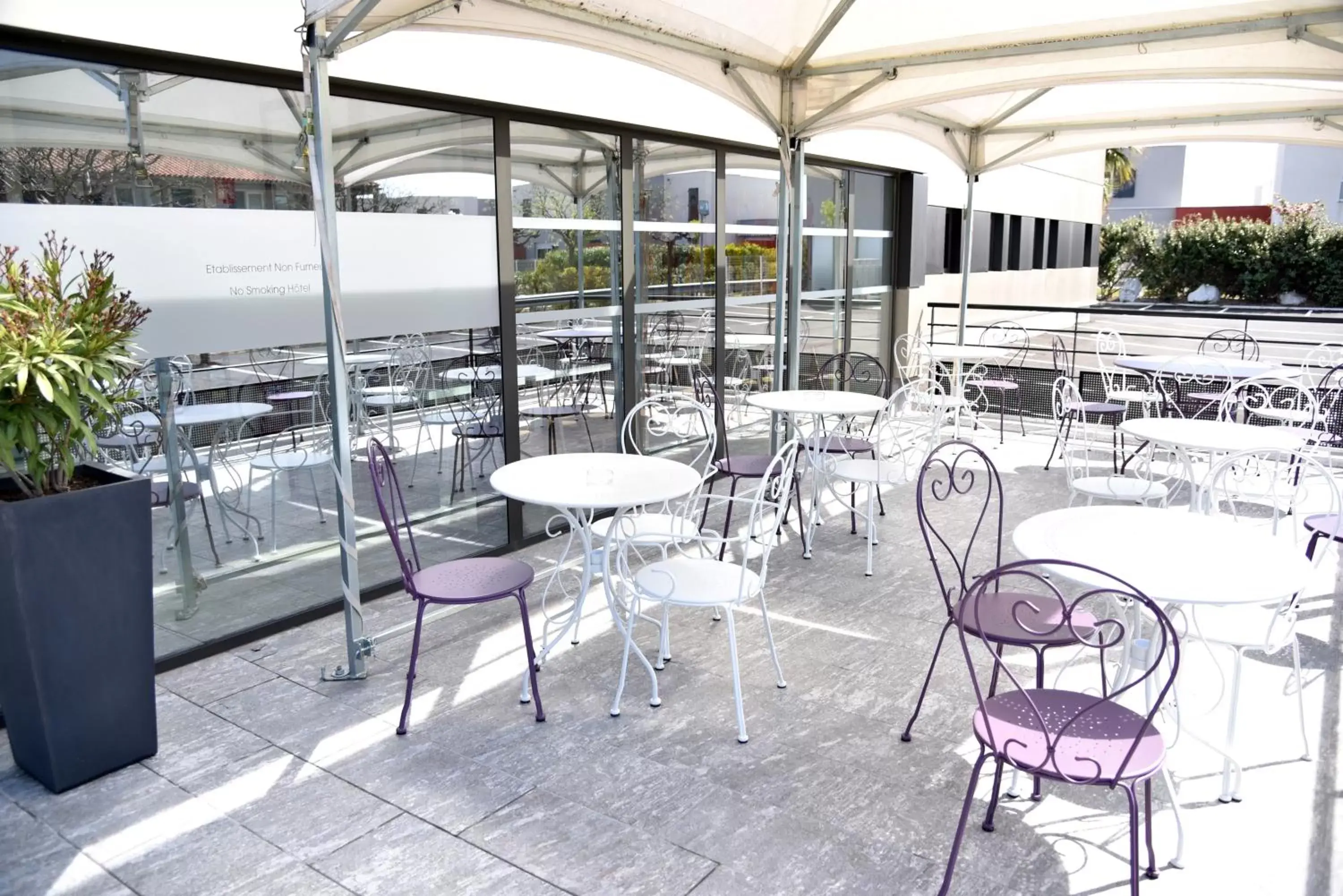 Patio, Restaurant/Places to Eat in Brit Hotel Porte d'Espagne