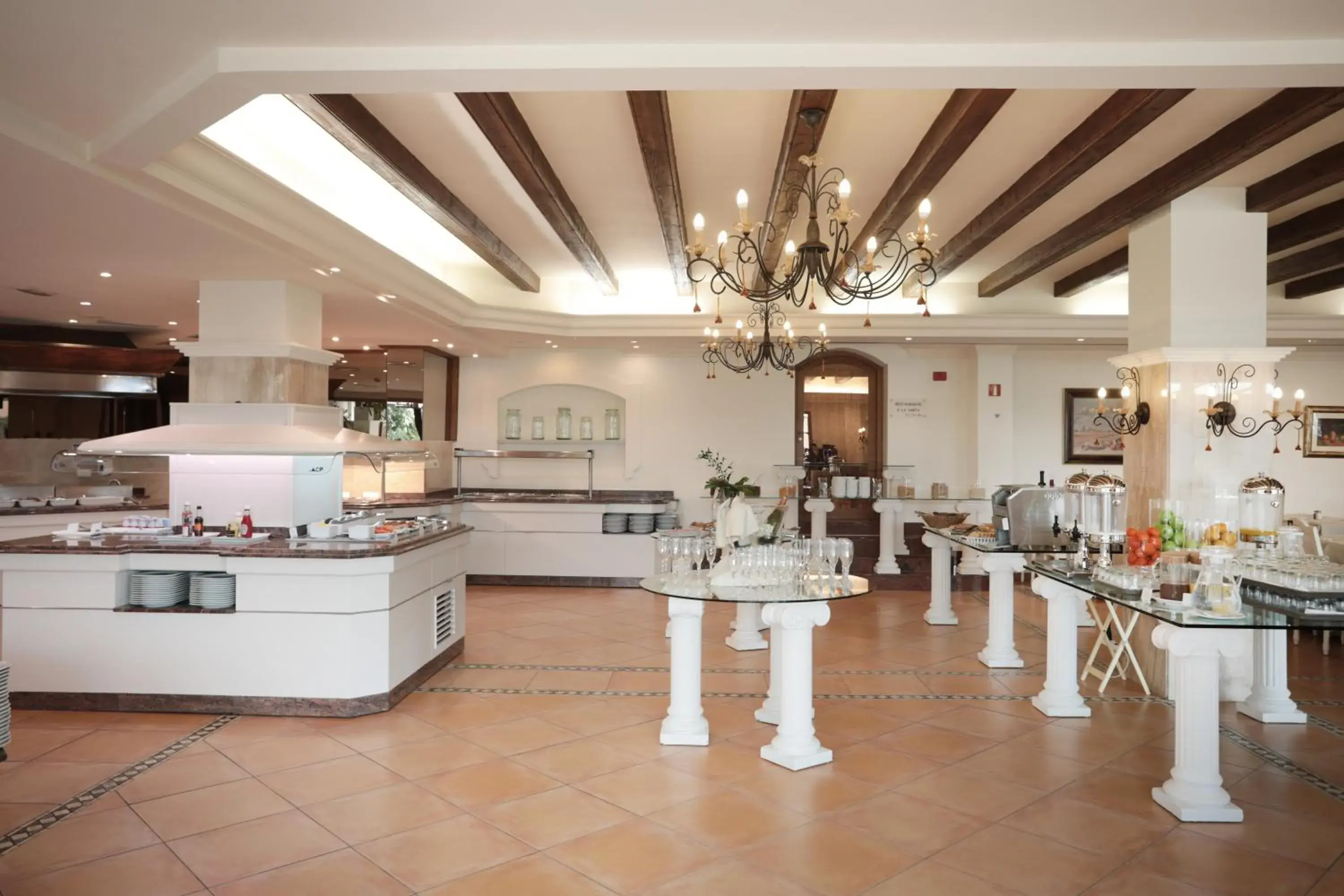 Restaurant/Places to Eat in Mon Port Hotel & Spa
