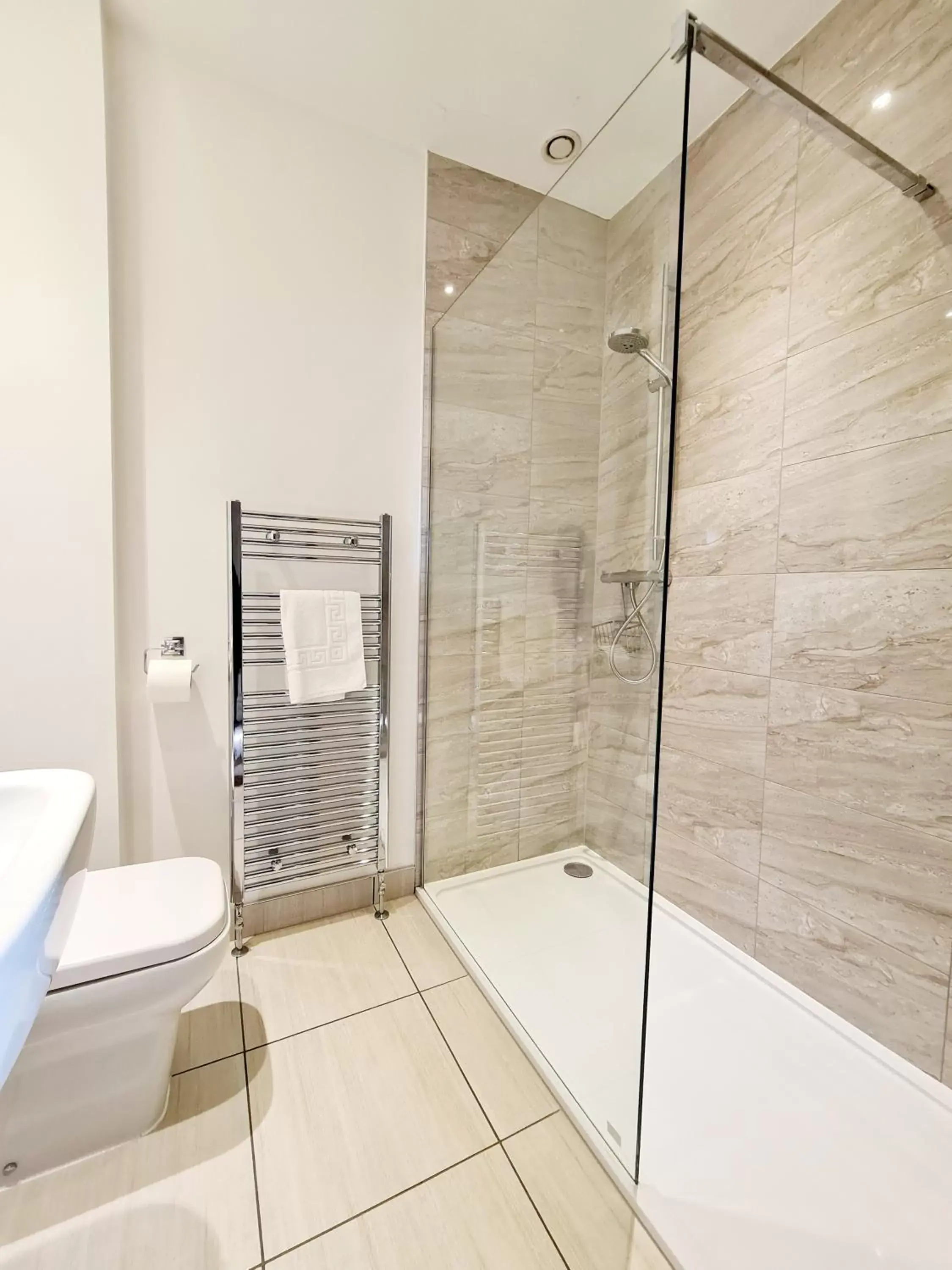 Shower, Bathroom in The Harvard Inn
