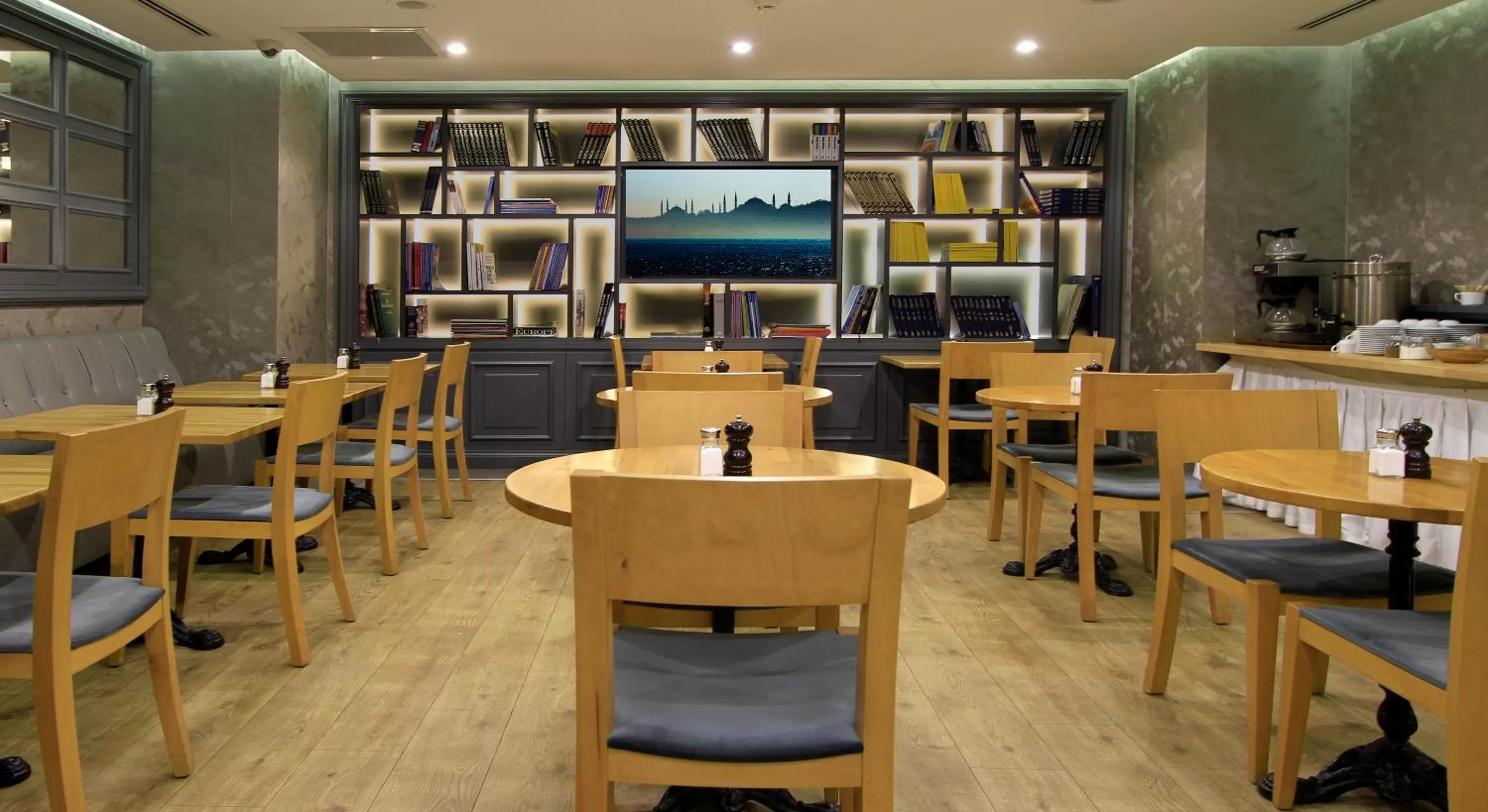 Restaurant/places to eat in Aston Hotel Taksim