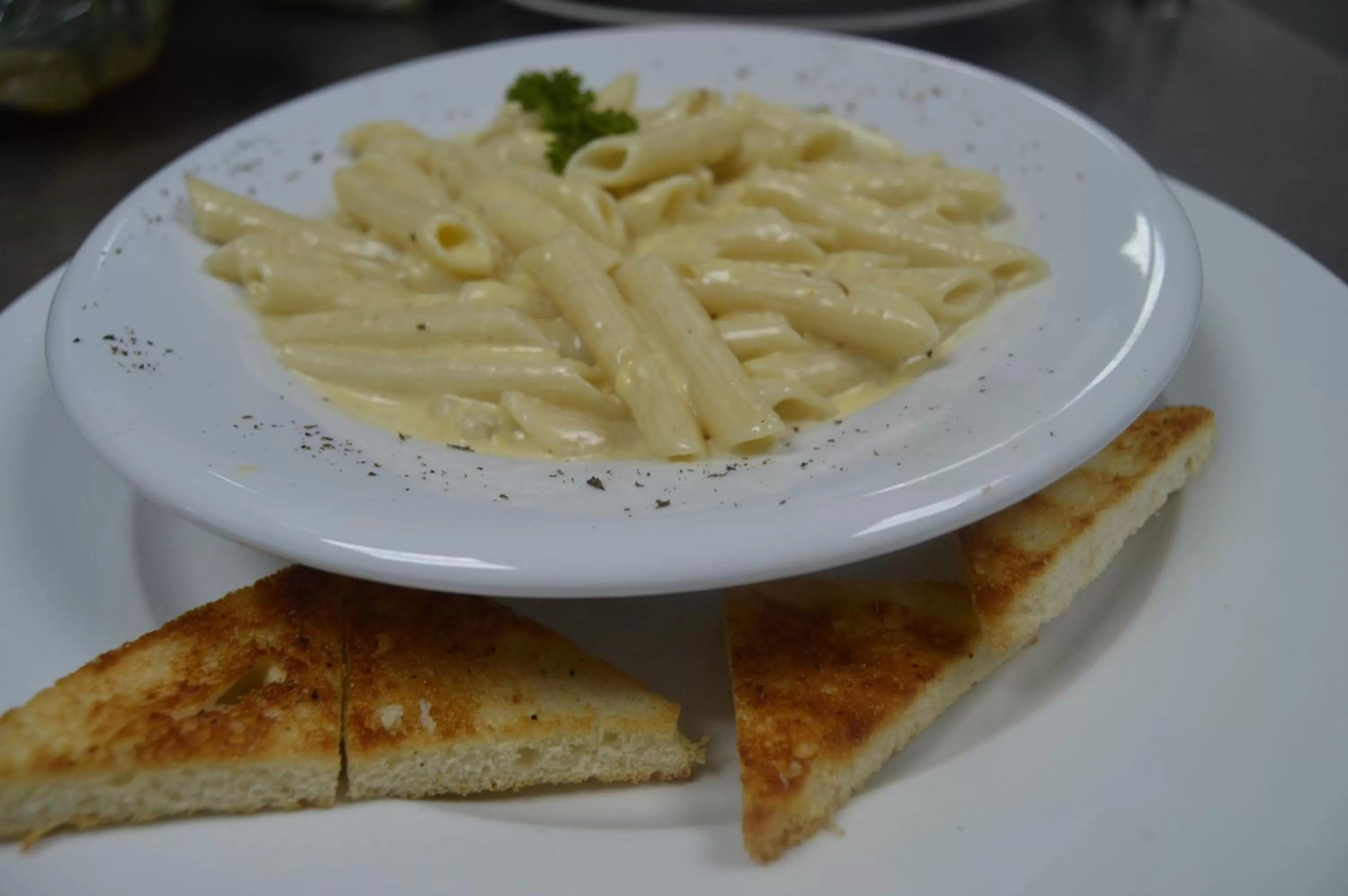 Restaurant/places to eat in Golden House Hotel & Convention Center