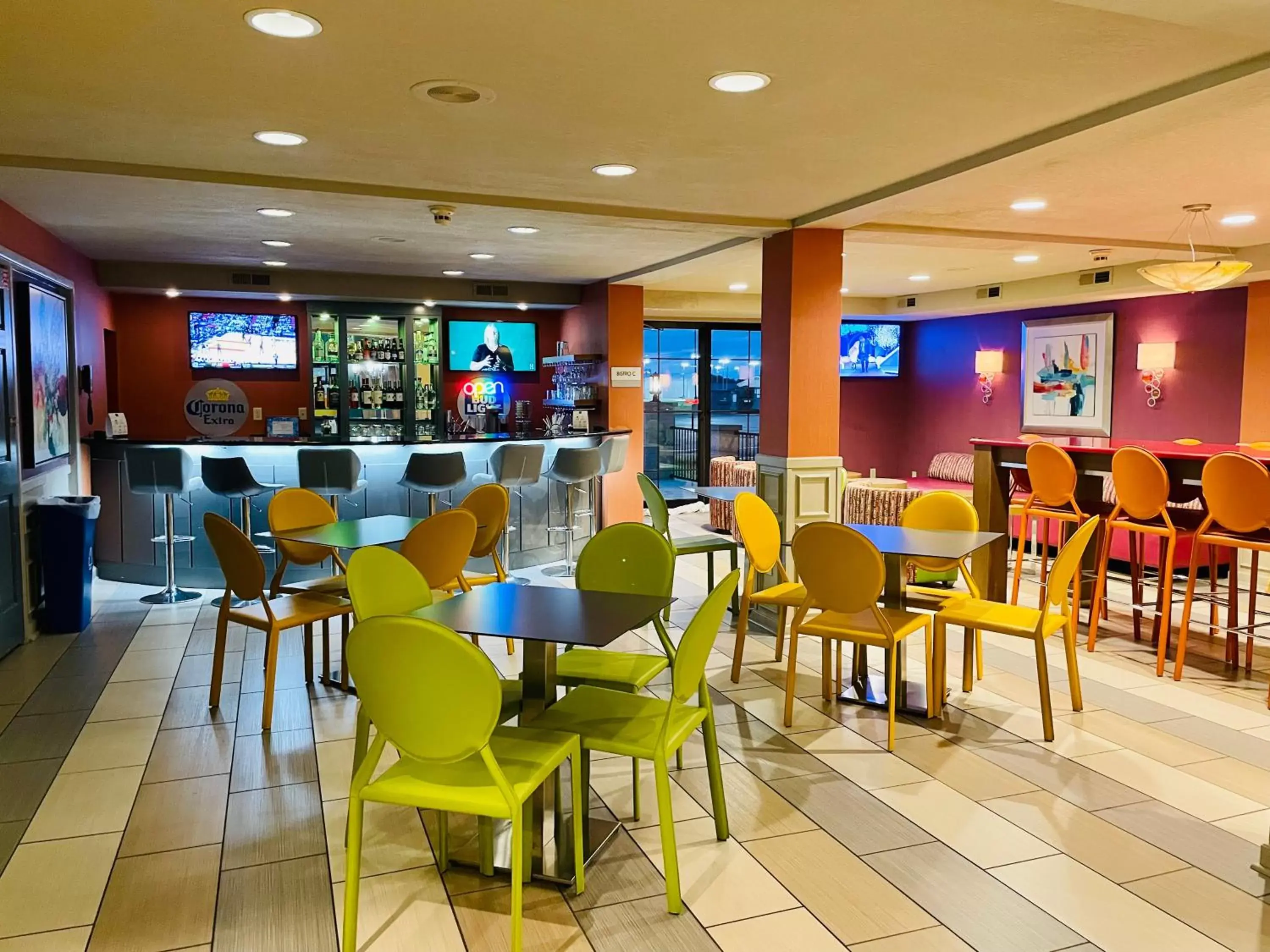 Seating area, Restaurant/Places to Eat in Clarion Inn & Suites