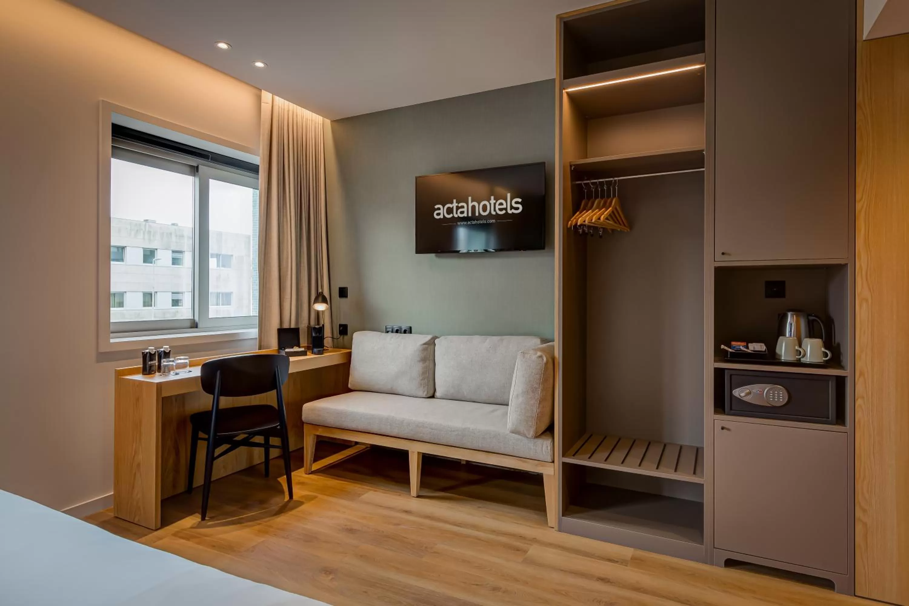 wardrobe, Bed in Acta The Clover