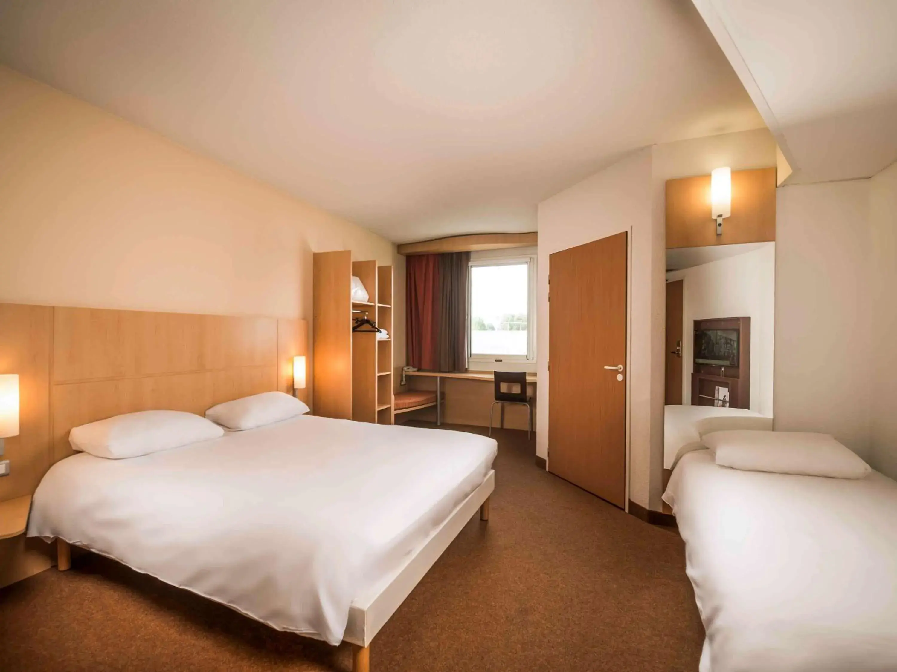 Photo of the whole room, Bed in ibis Cannes Mandelieu