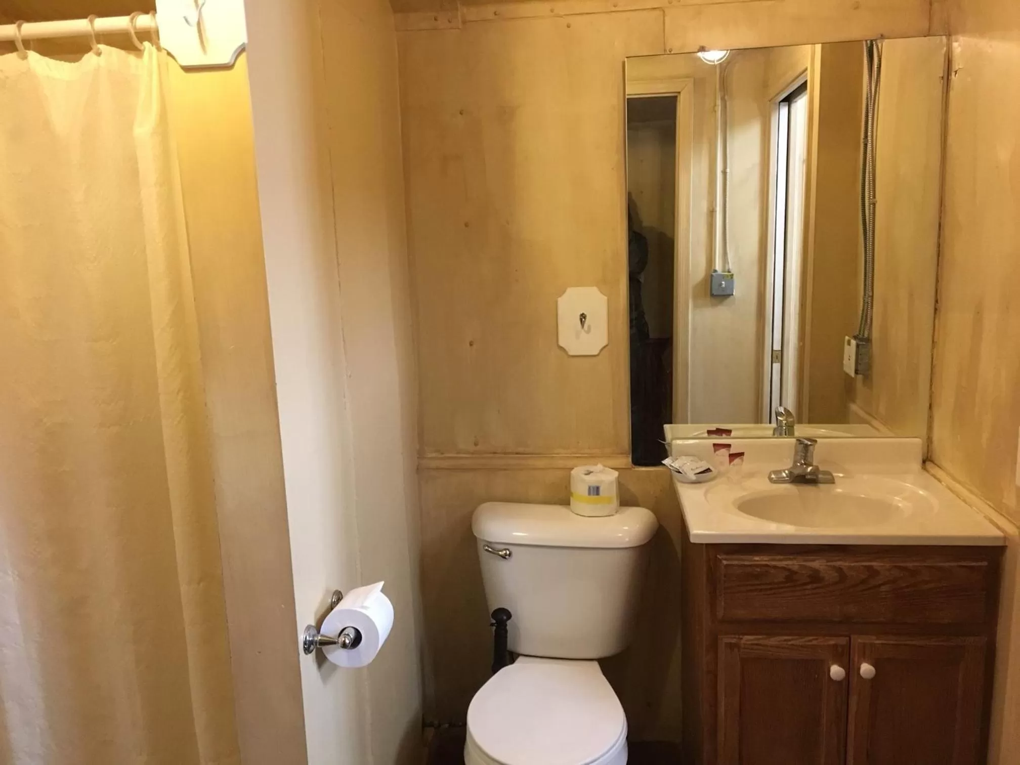 Bathroom in The Canyon Motel & RV Park