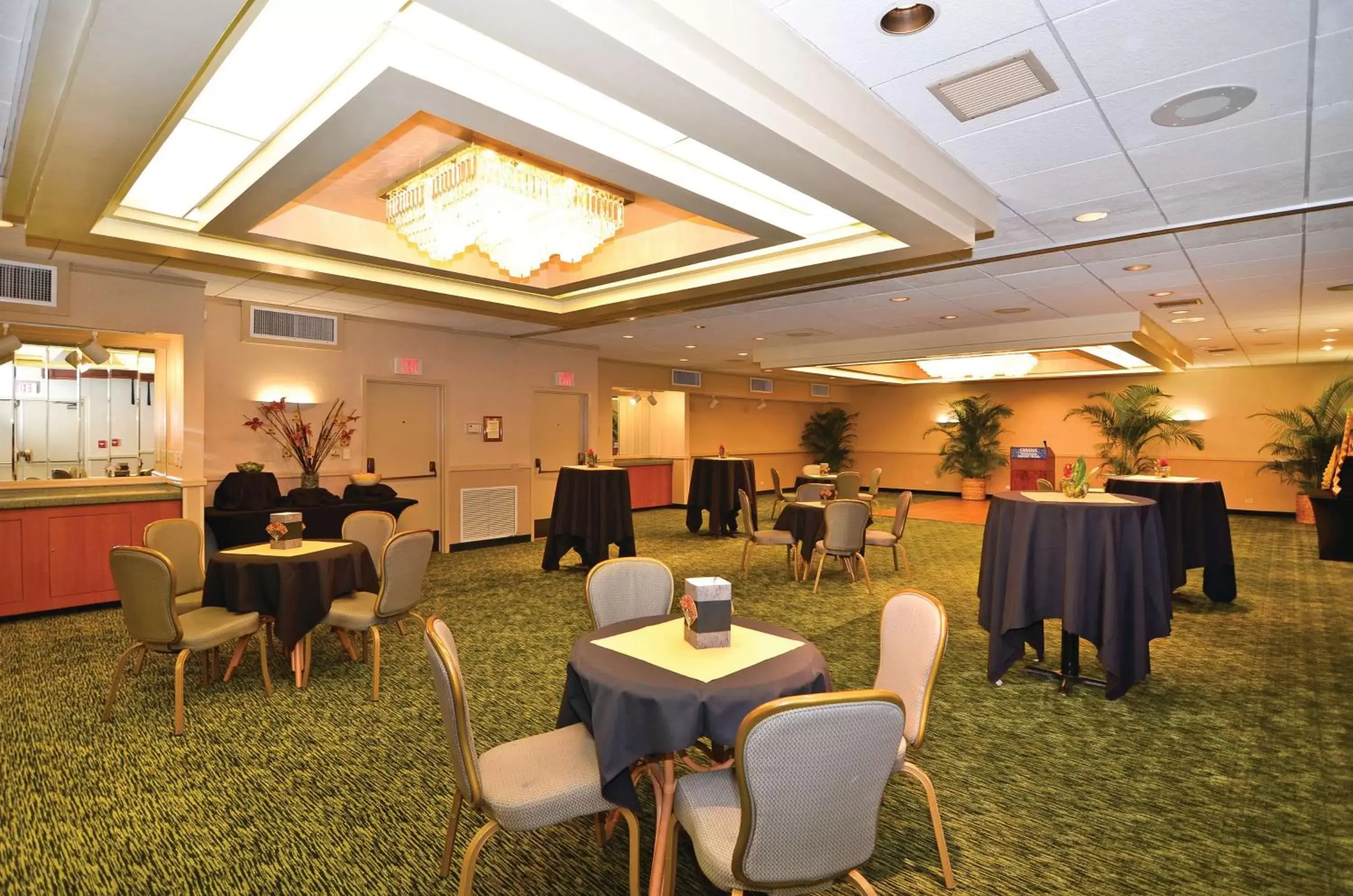 Meeting/conference room, Restaurant/Places to Eat in Airport Honolulu Hotel
